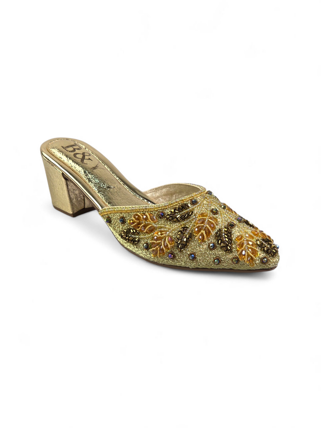 Sandália mule dourada artesanal feita à mão com bordado em pedrarias douradas e detalhes em âmbar.