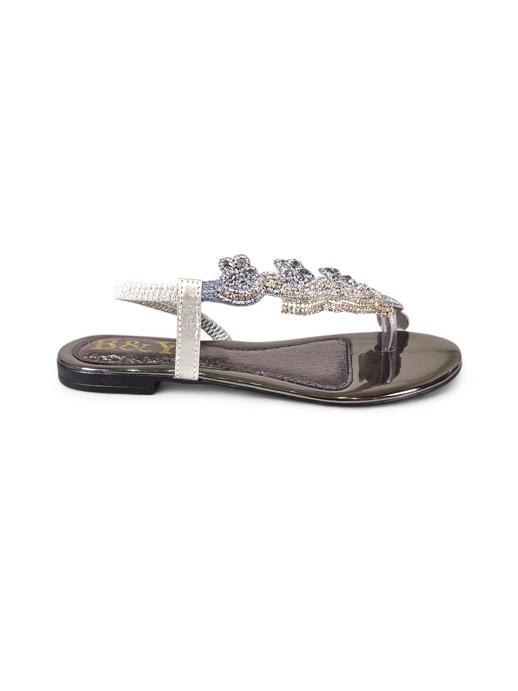 Sandália artesanal B&Y com tiras delicadas, aplicação de cristais, fechamento no calcanhar e acabamento sofisticado, em fundo branco.