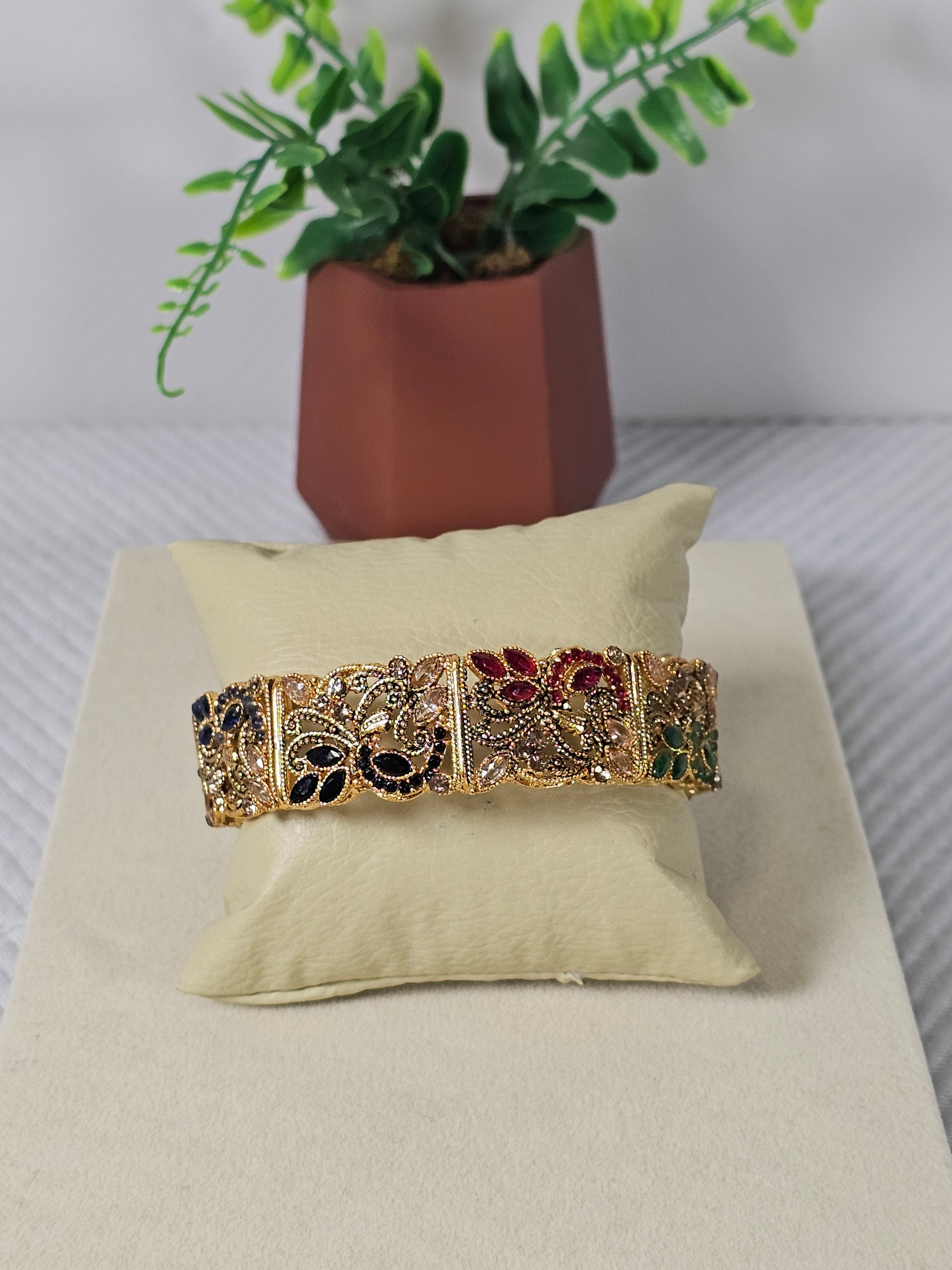 Bracelete Dourado Semi Joia 011
