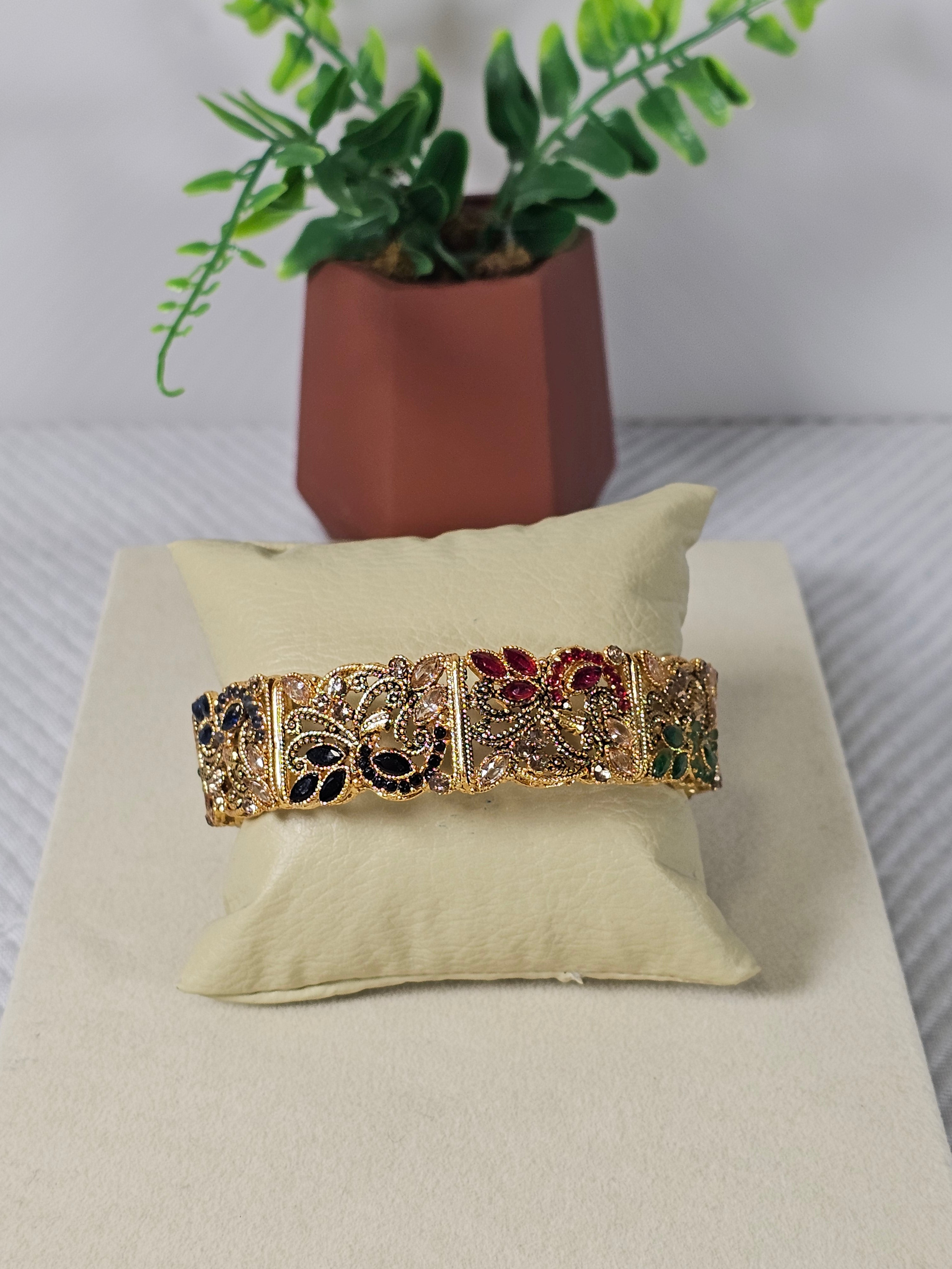 Bracelete Dourado Semi Joia 011