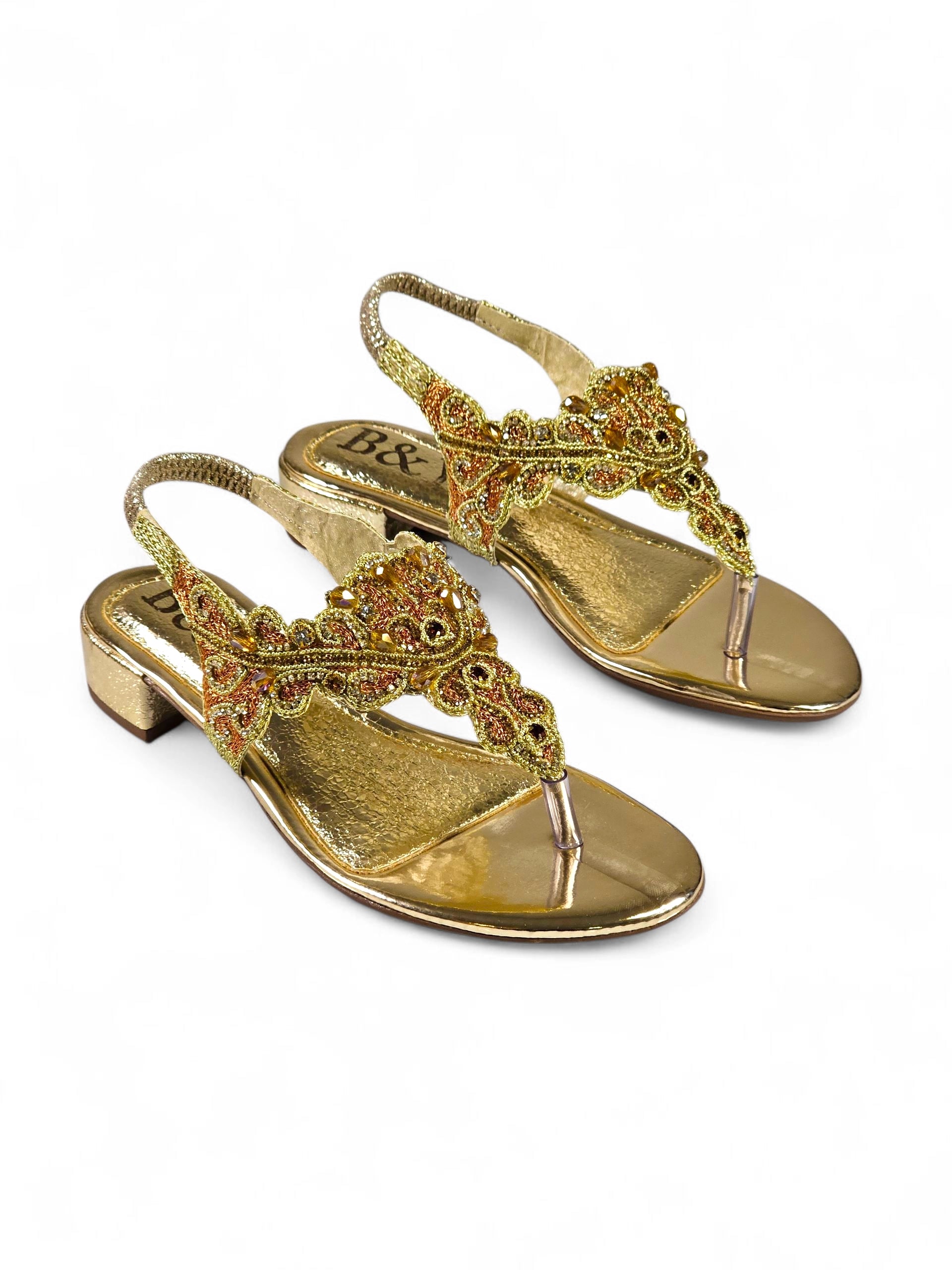 Sandália dourada artesanal B&Y com bordados detalhados e pedras de zircônia.