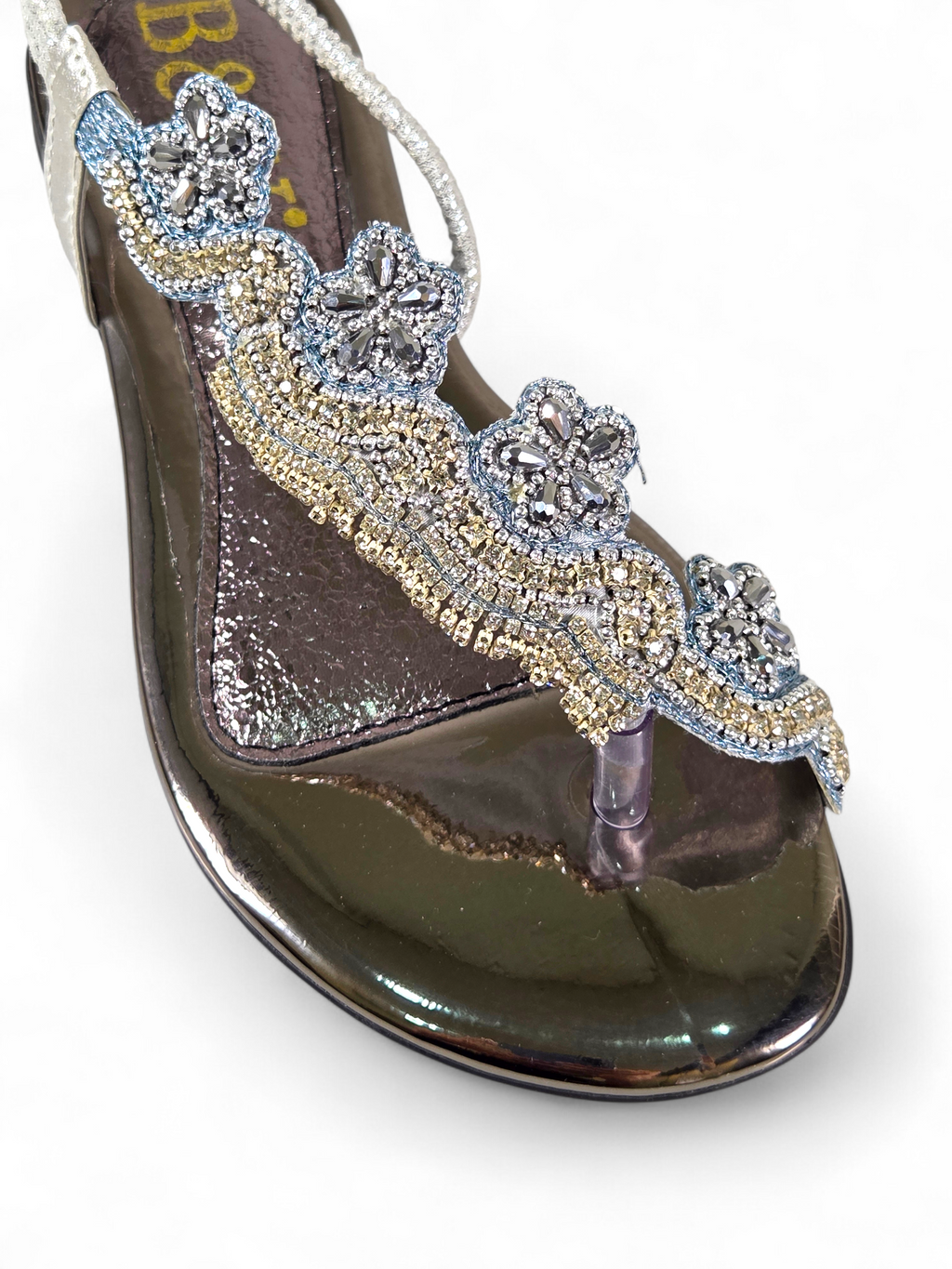 Sandália artesanal B&Y com tiras delicadas, aplicação de cristais, fechamento no calcanhar e acabamento sofisticado, em fundo branco.