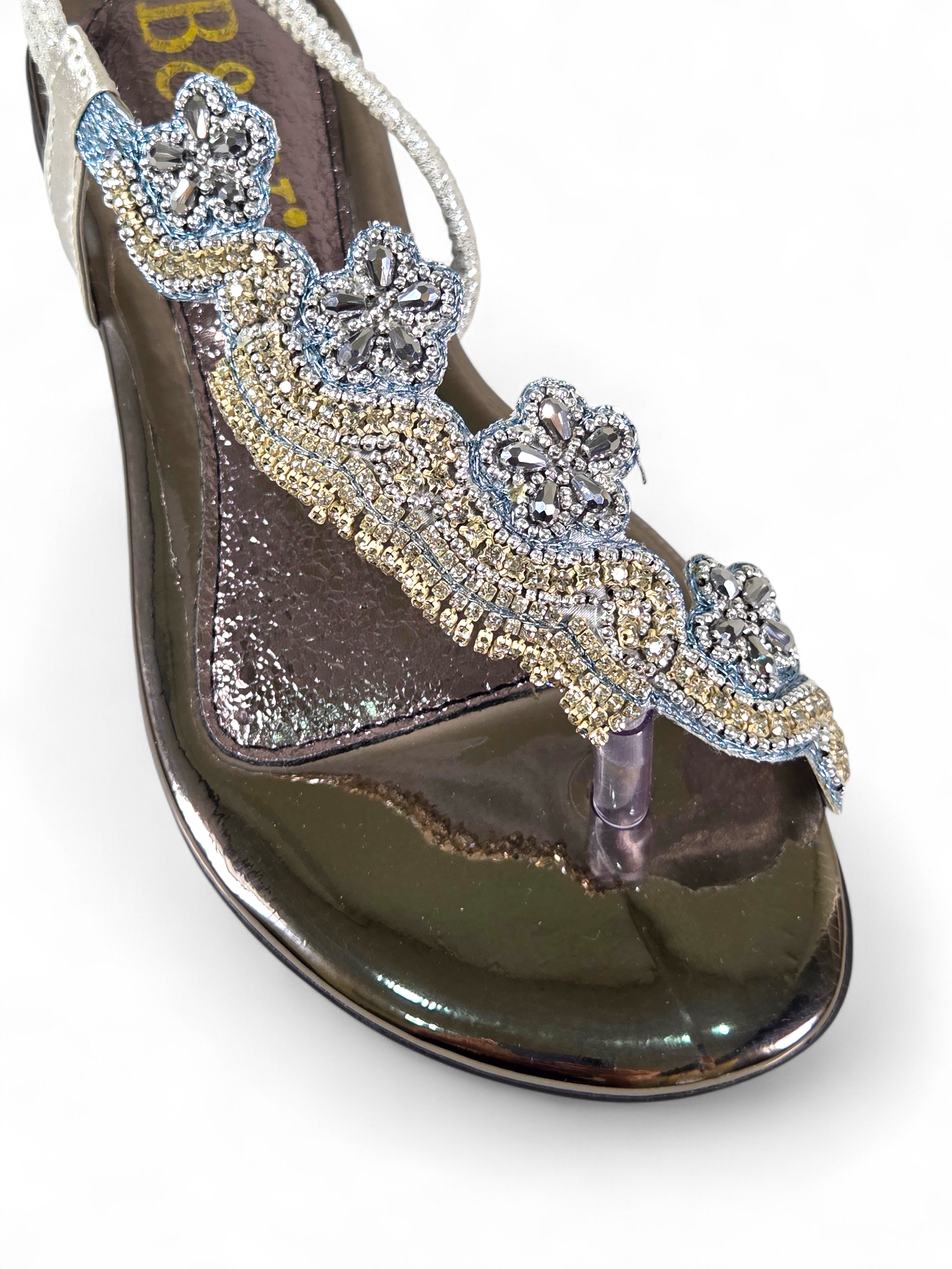 Sandália artesanal B&Y com tiras delicadas, aplicação de cristais, fechamento no calcanhar e acabamento sofisticado, em fundo branco.