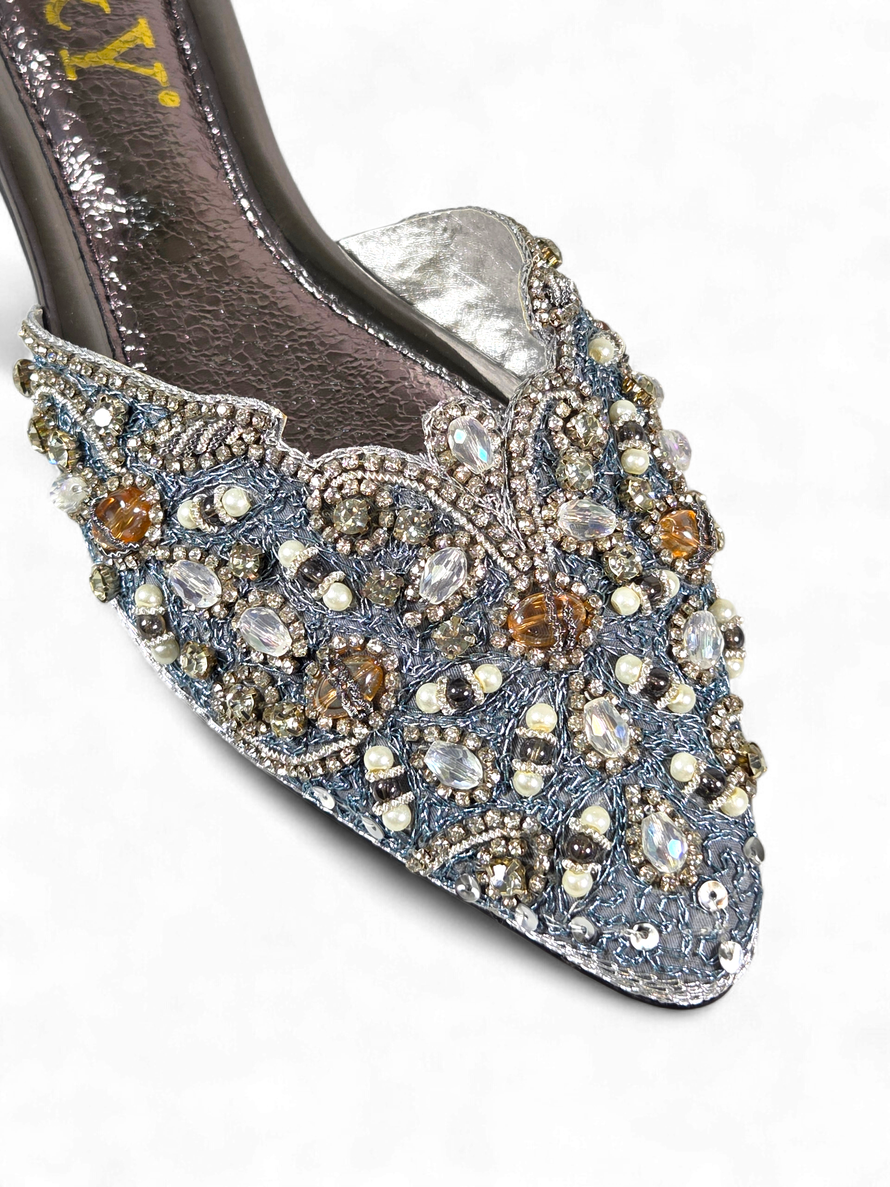 Mule artesanal B&Y com bordados em tons de azul, pérolas, cristais e salto baixo, fotografado em fundo branco.