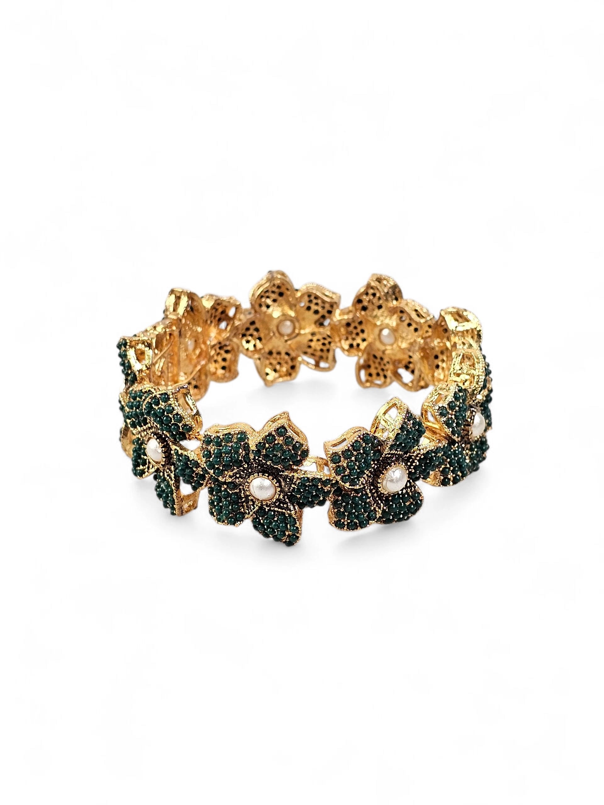 Bracelete floral B&Y com flores verde-esmeralda, detalhes dourados e pérolas no centro.