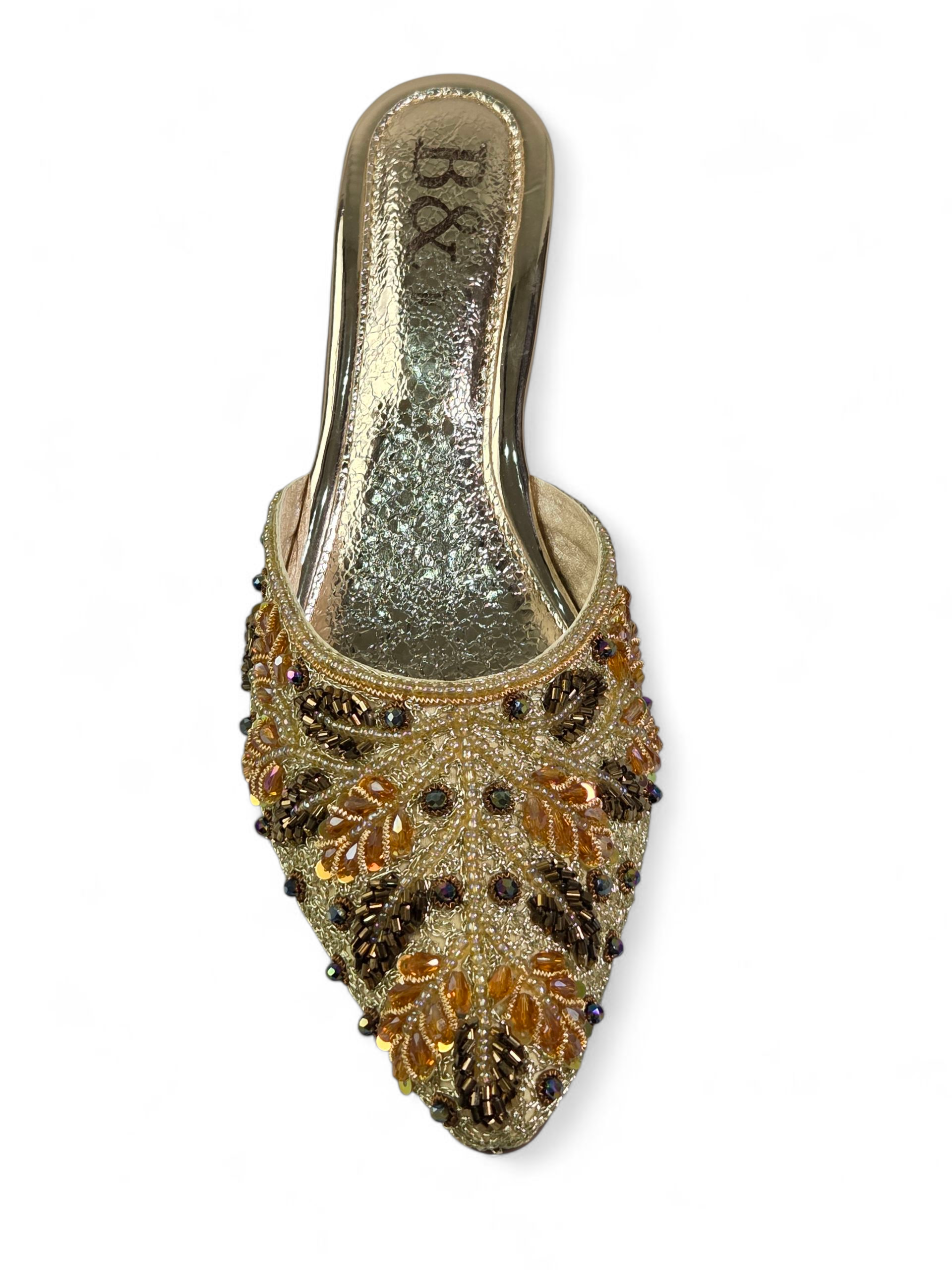 Sandália mule dourada artesanal feita à mão com bordado em pedrarias douradas e detalhes em âmbar.
