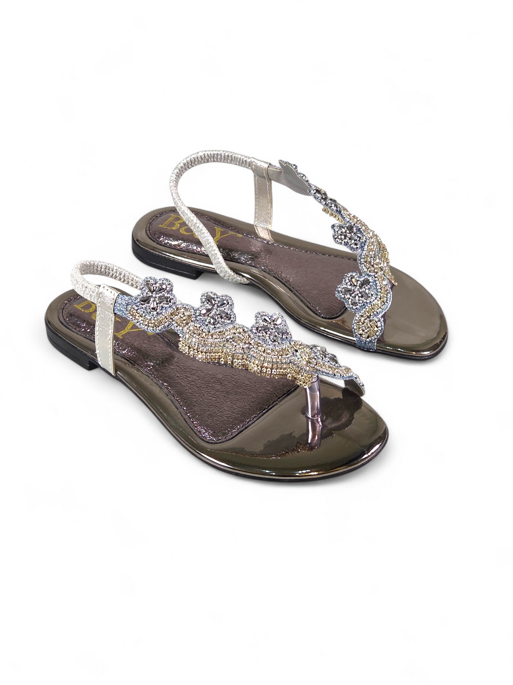 Sandália artesanal B&Y com tiras delicadas, aplicação de cristais, fechamento no calcanhar e acabamento sofisticado, em fundo branco.