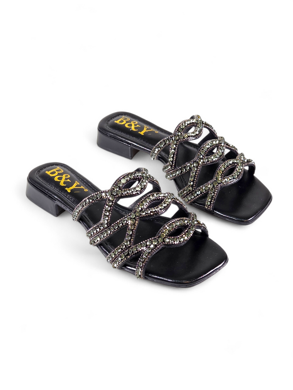 Sandália artesanal B&Y preta com tiras entrelaçadas cravejadas de cristais, salto baixo e acabamento sofisticado, em fundo branco.
