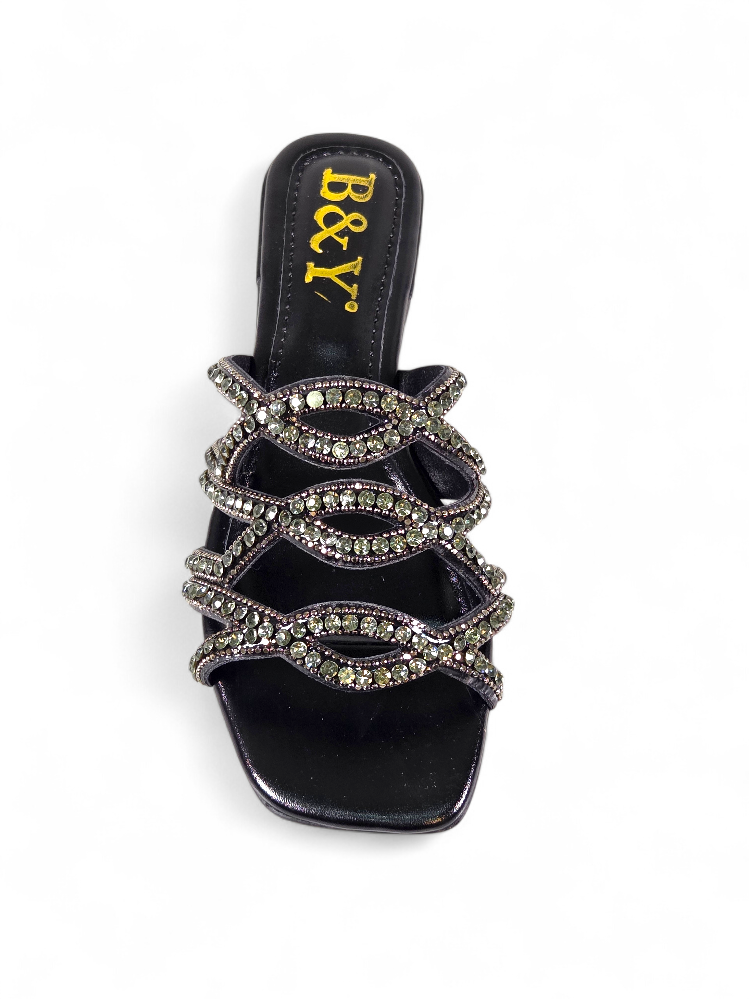 Sandália artesanal B&Y preta com tiras entrelaçadas cravejadas de cristais, salto baixo e acabamento sofisticado, em fundo branco.