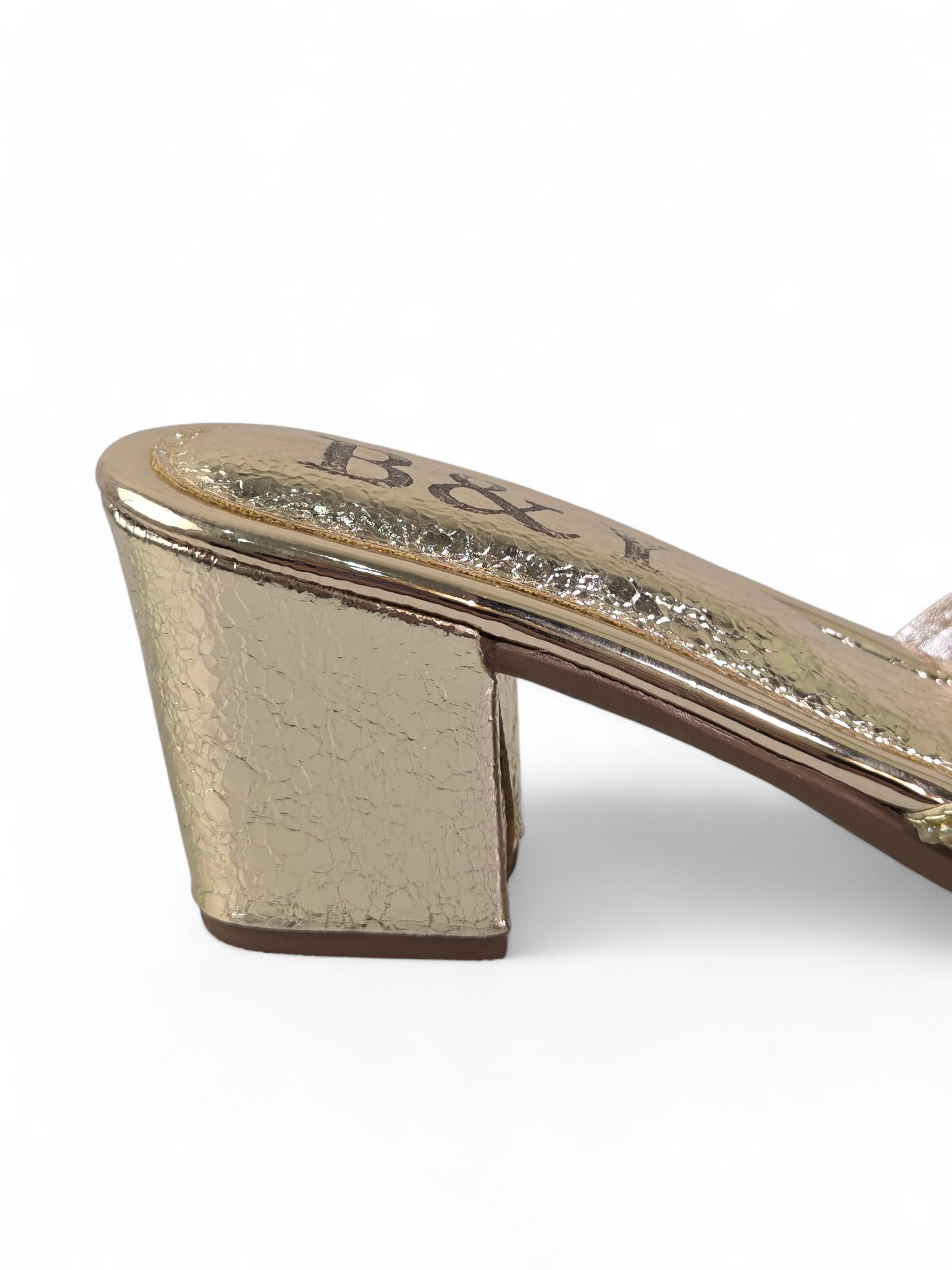 Sandália mule dourada artesanal feita à mão com bordado em pedrarias douradas e detalhes em âmbar.