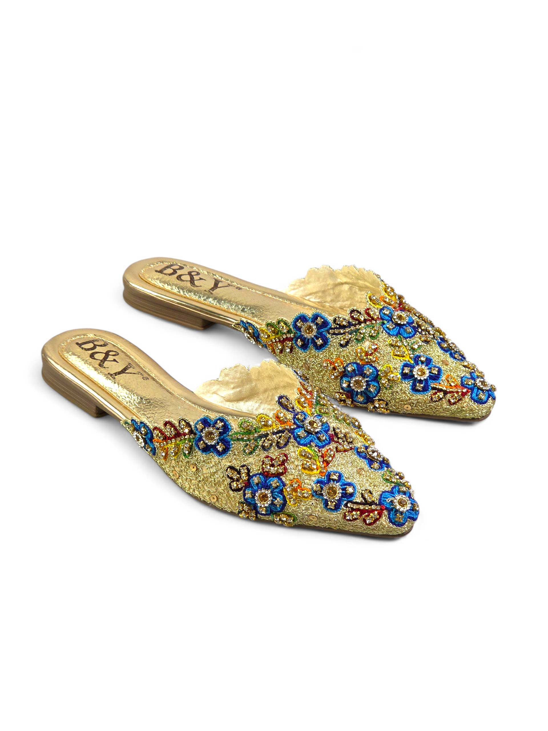 Mule artesanal dourada com bordado floral multicolorido feito à mão e pedrarias brilhantes.