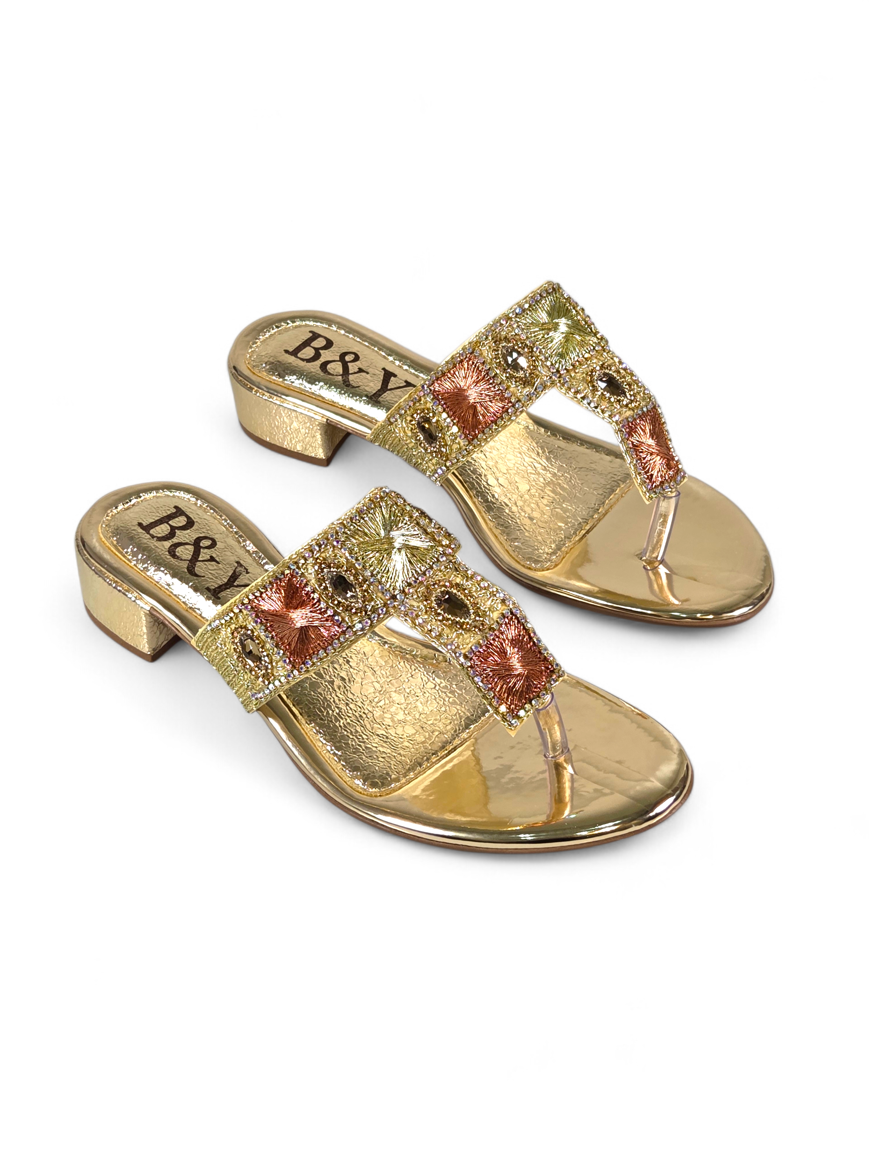 Sandália artesanal B&Y dourada com tiras bordadas, aplicação de cristais e salto baixo, fotografada em fundo branco.
