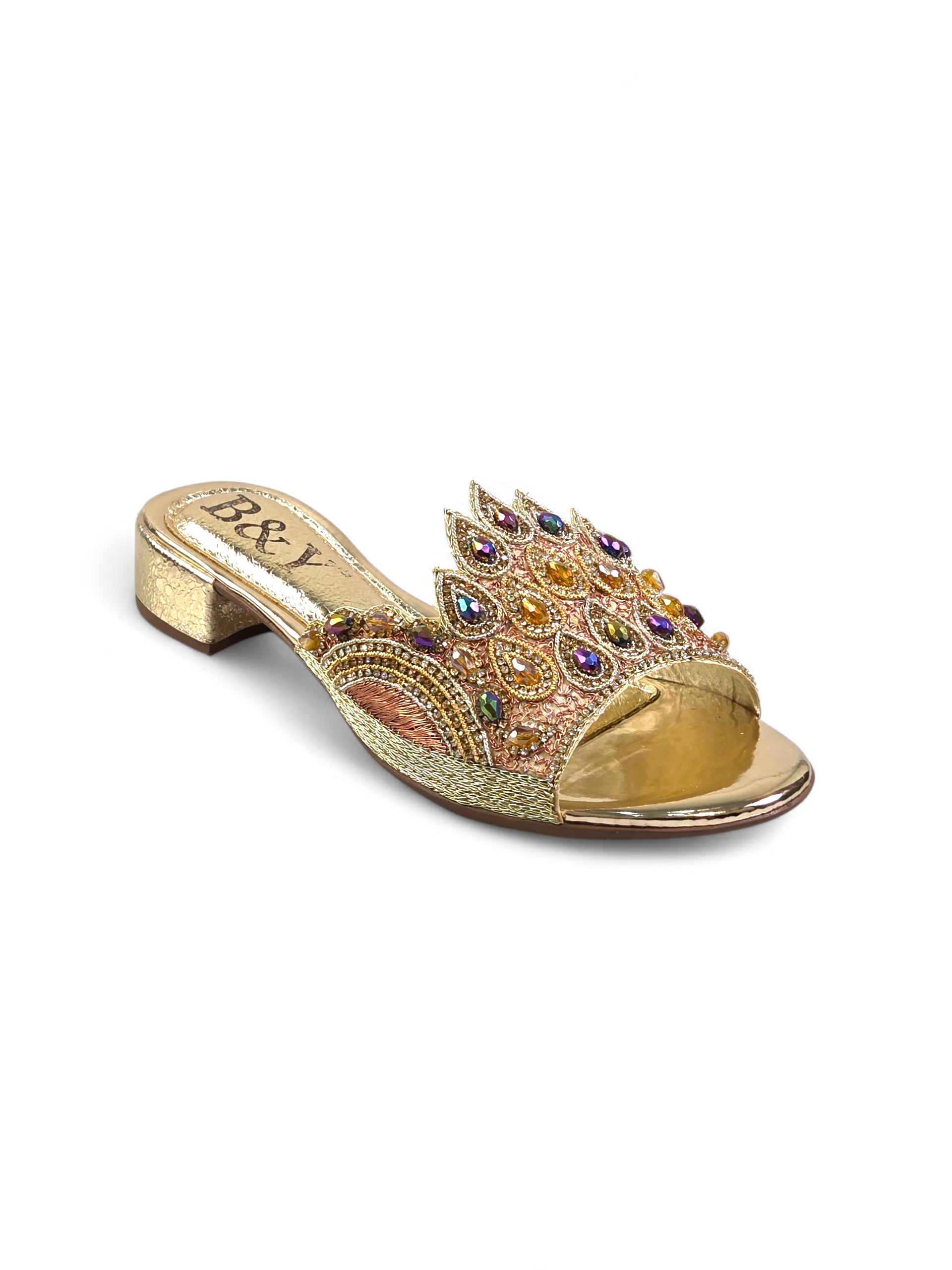 Sandália artesanal dourada com flores bordadas à mão em tons de dourado, âmbar, bronze e pérola, com design em formato de girassol.