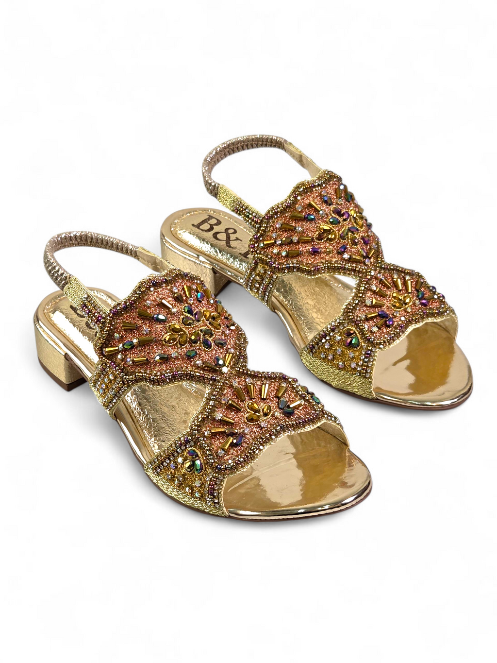 Sandália artesanal dourada bordada à mão com pedrarias coloridas em dourado, azul-marinho, verde, cobre, lilás e âmbar, com salto baixo espelhado.