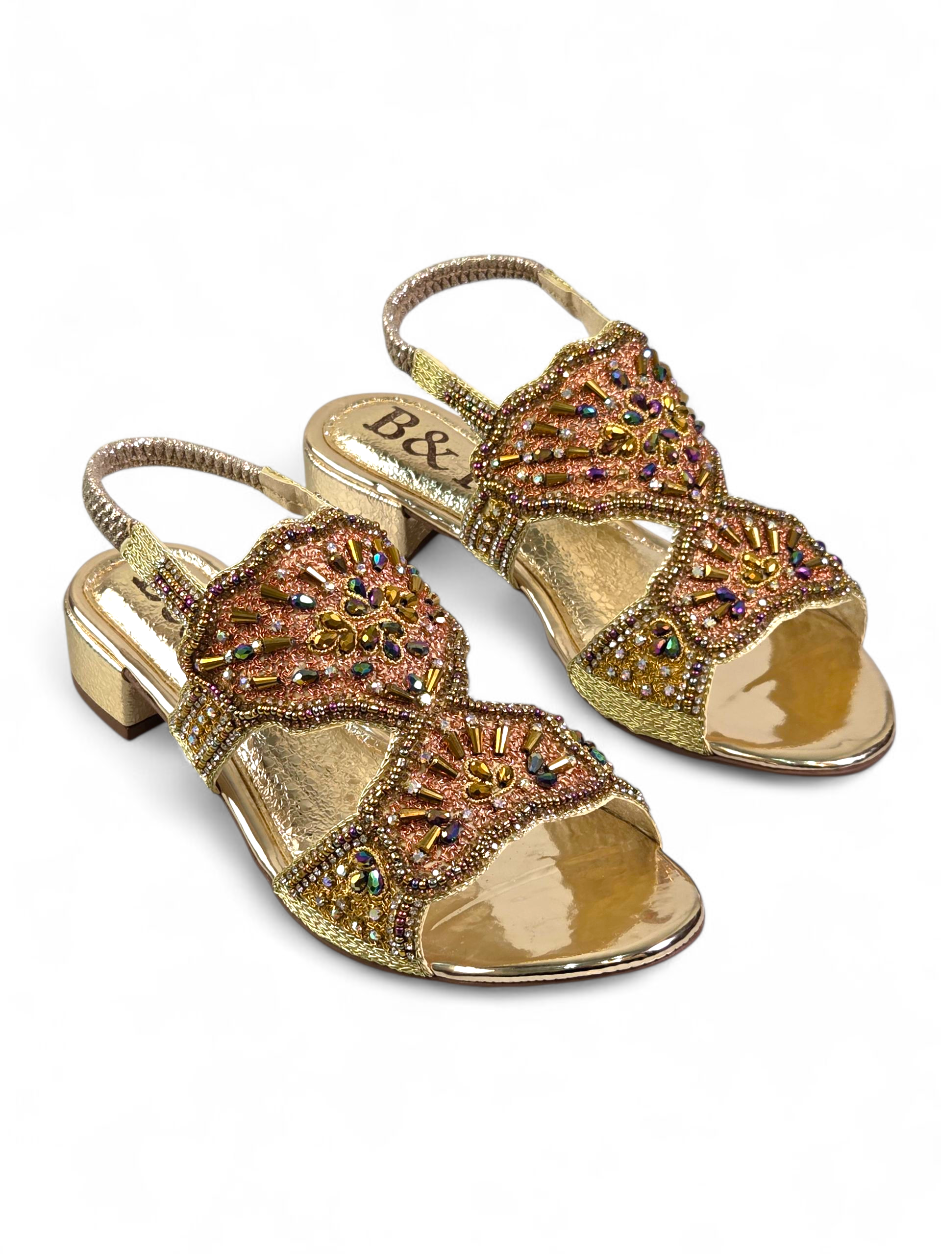 Sandália artesanal dourada bordada à mão com pedrarias coloridas em dourado, azul-marinho, verde, cobre, lilás e âmbar, com salto baixo espelhado.