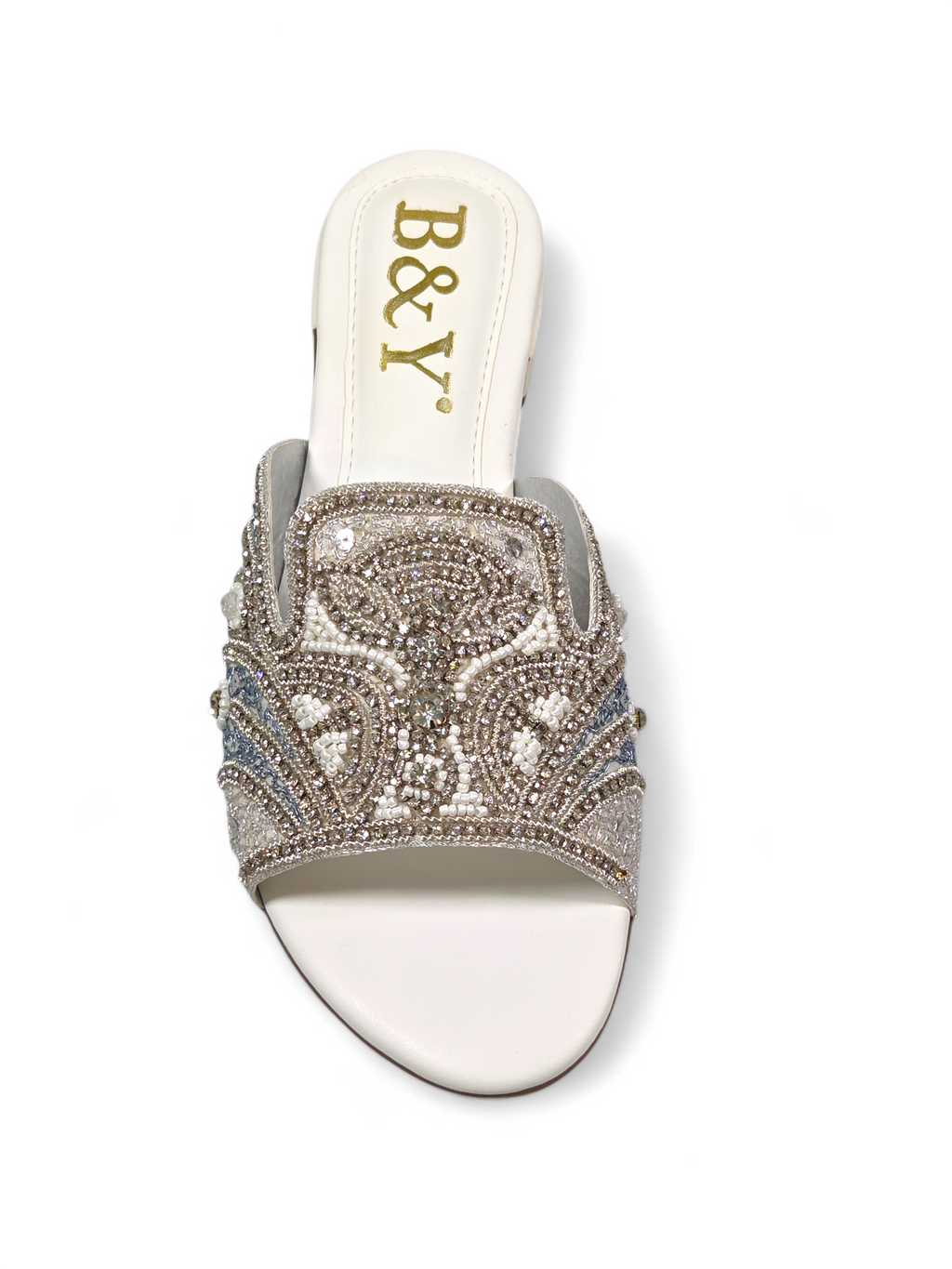 Sandália artesanal B&Y em tom creme com bordado manual em pedrarias douradas, cristais delicados e design floral orgânico, salto baixo e acabamento sofisticado.