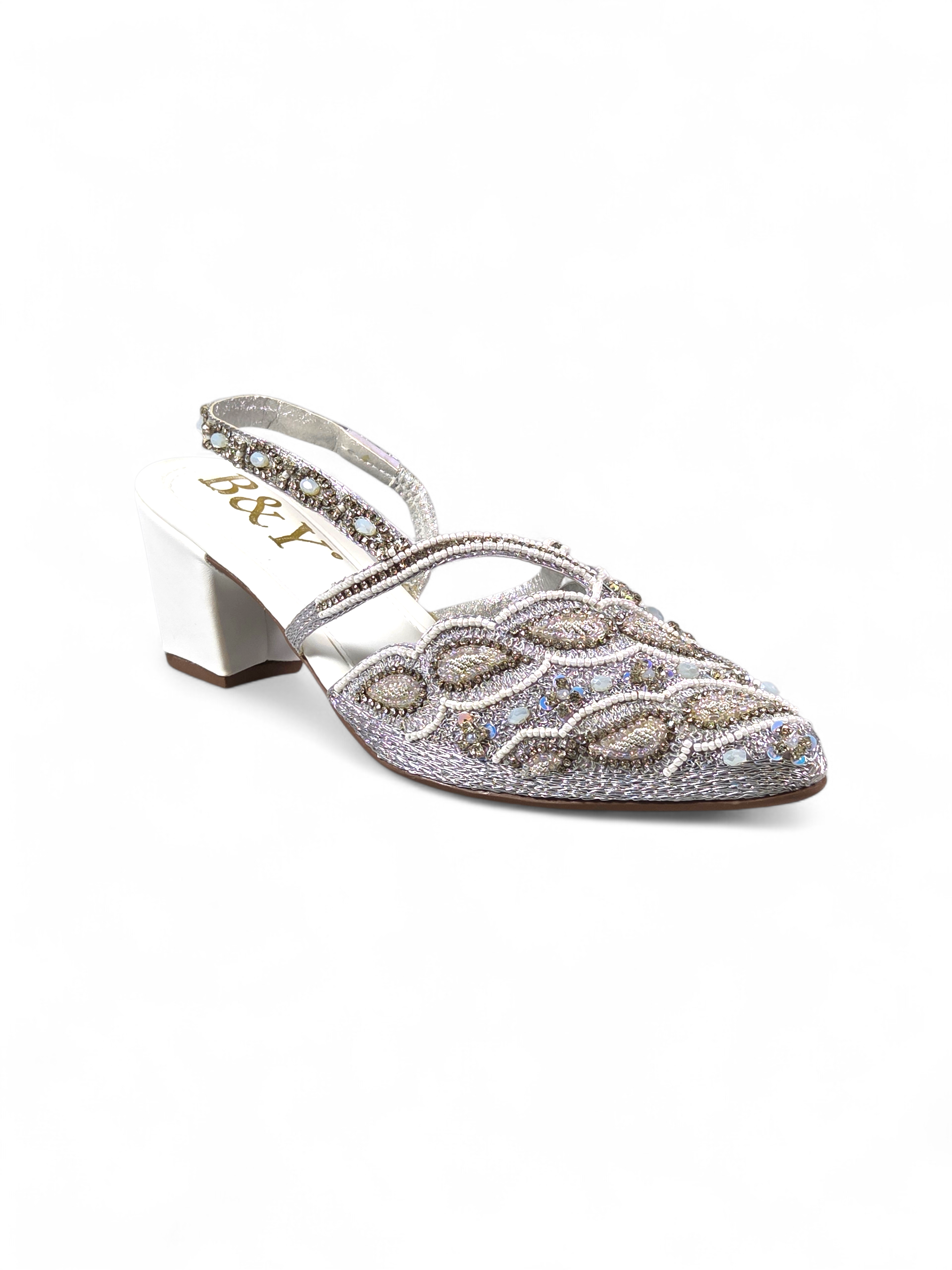 Mule artesanal B&Y com bordados delicados, aplicação de cristais em tons prateados, salto baixo e tira no calcanhar, em fundo branco.