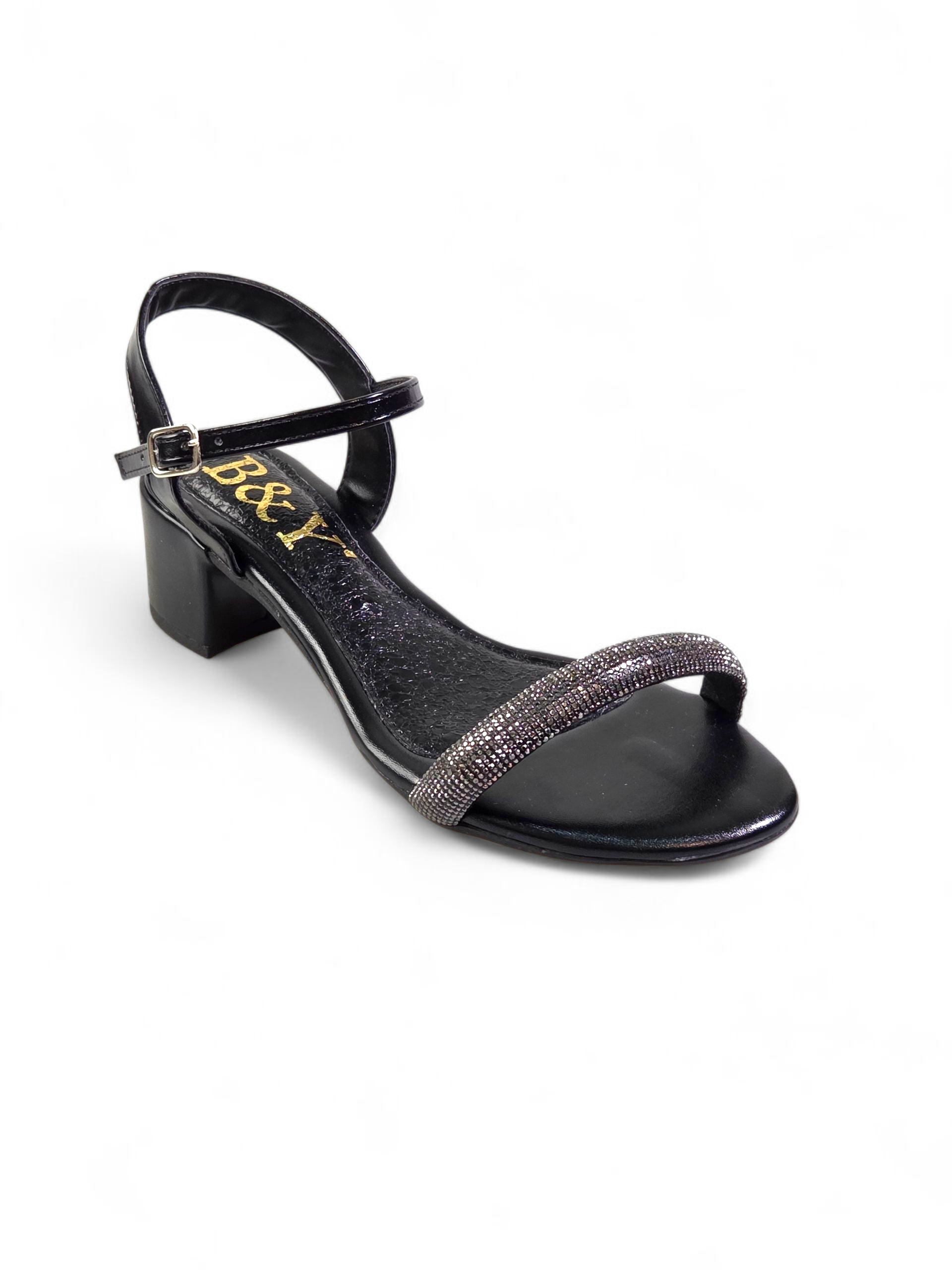 Sandália artesanal feminina preta feita à mão com pedrarias escuras e tiras finas no tornozelo.