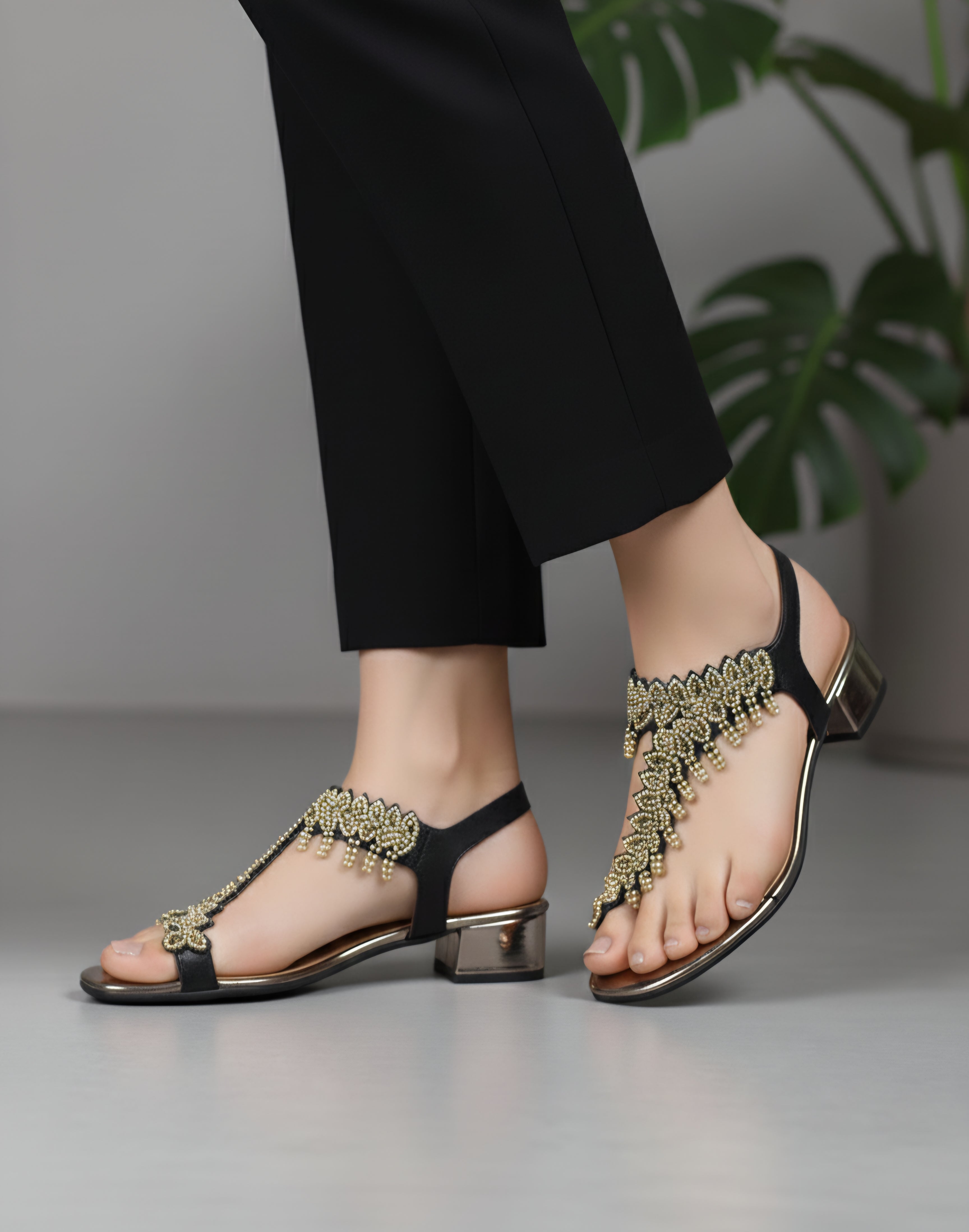 Sandália 9542 Preto Toque de Ouro Salto Bloco