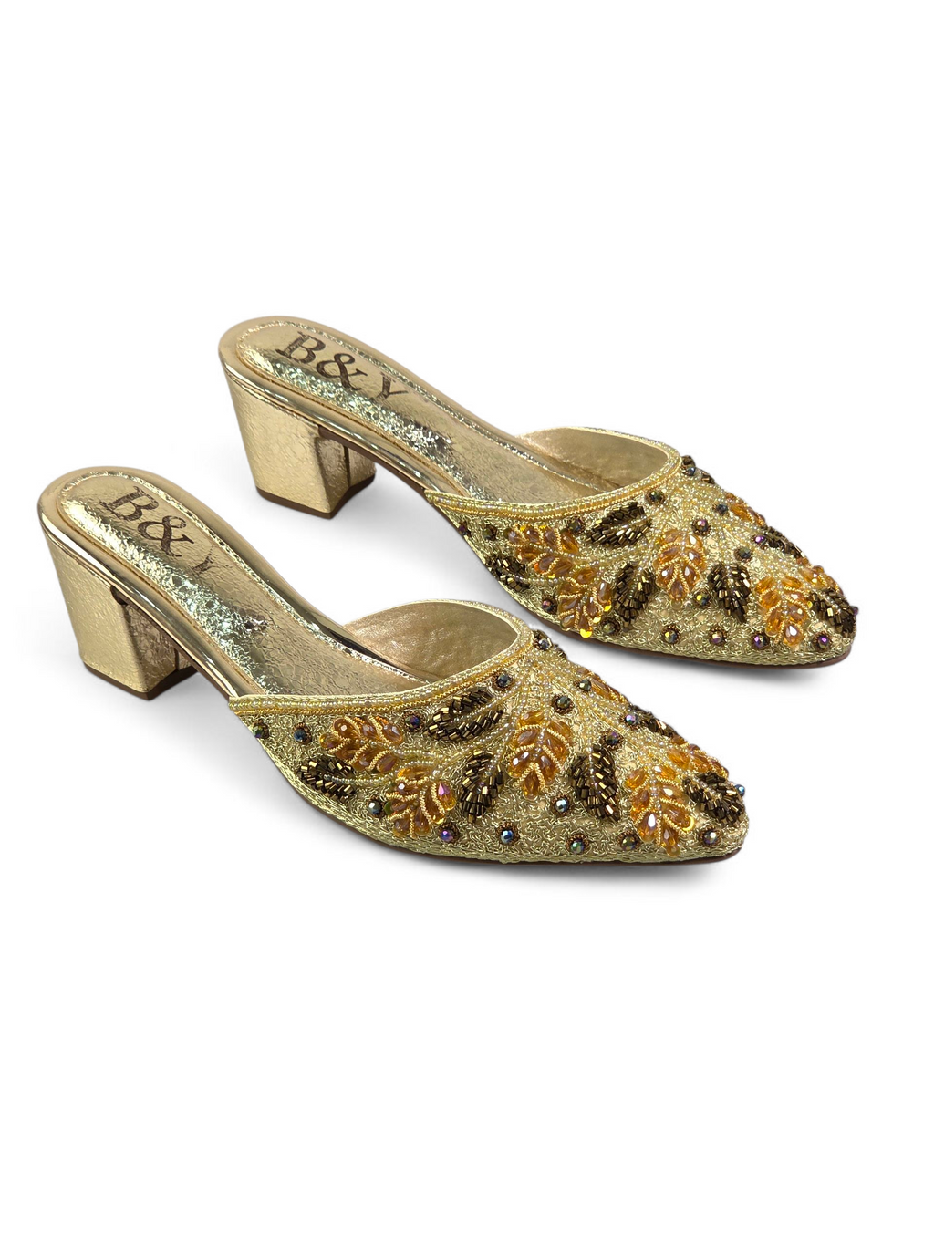 Sandália mule dourada artesanal feita à mão com bordado em pedrarias douradas e detalhes em âmbar.