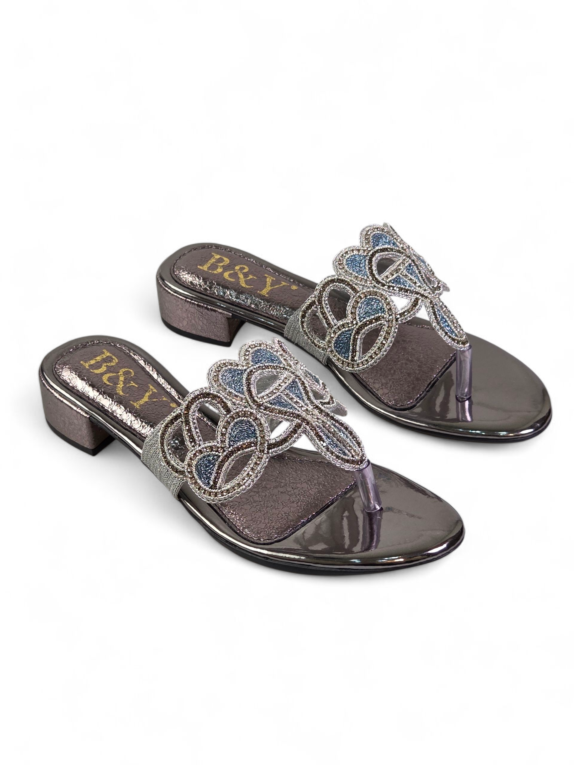 Sandália artesanal feminina prateada feita à mão com bordado azul e pedrarias.