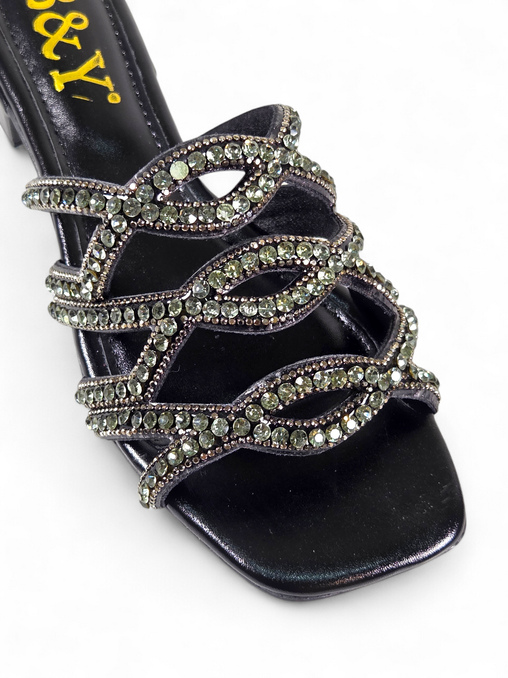 Sandália artesanal B&Y preta com tiras entrelaçadas cravejadas de cristais, salto baixo e acabamento sofisticado, em fundo branco.