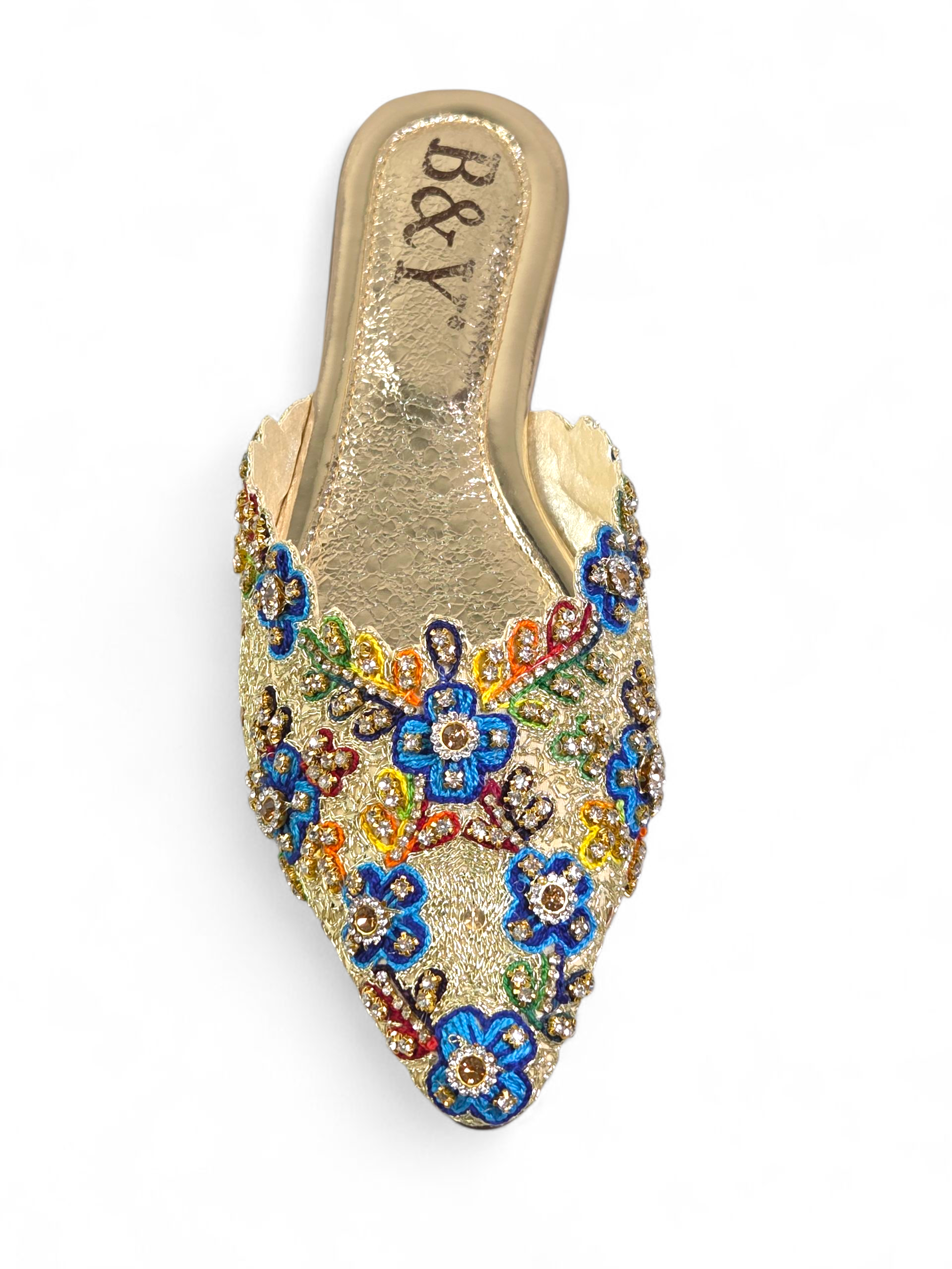 Mule artesanal dourada com bordado floral multicolorido feito à mão e pedrarias brilhantes.