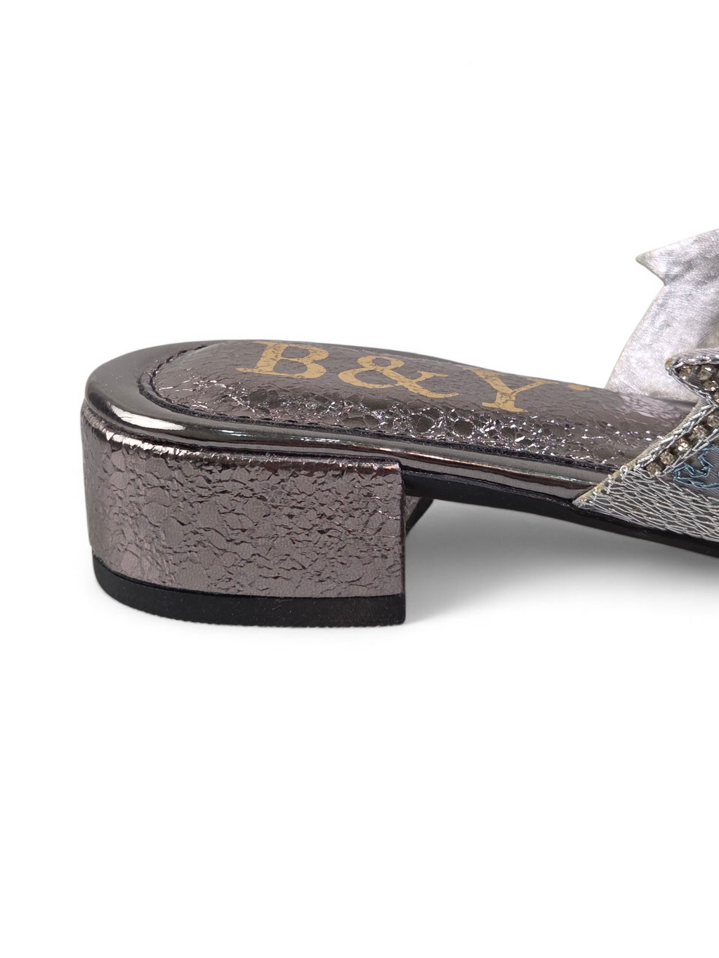 Sandália artesanal feminina prateada feita à mão com bordado floral de pedrarias e cristais.