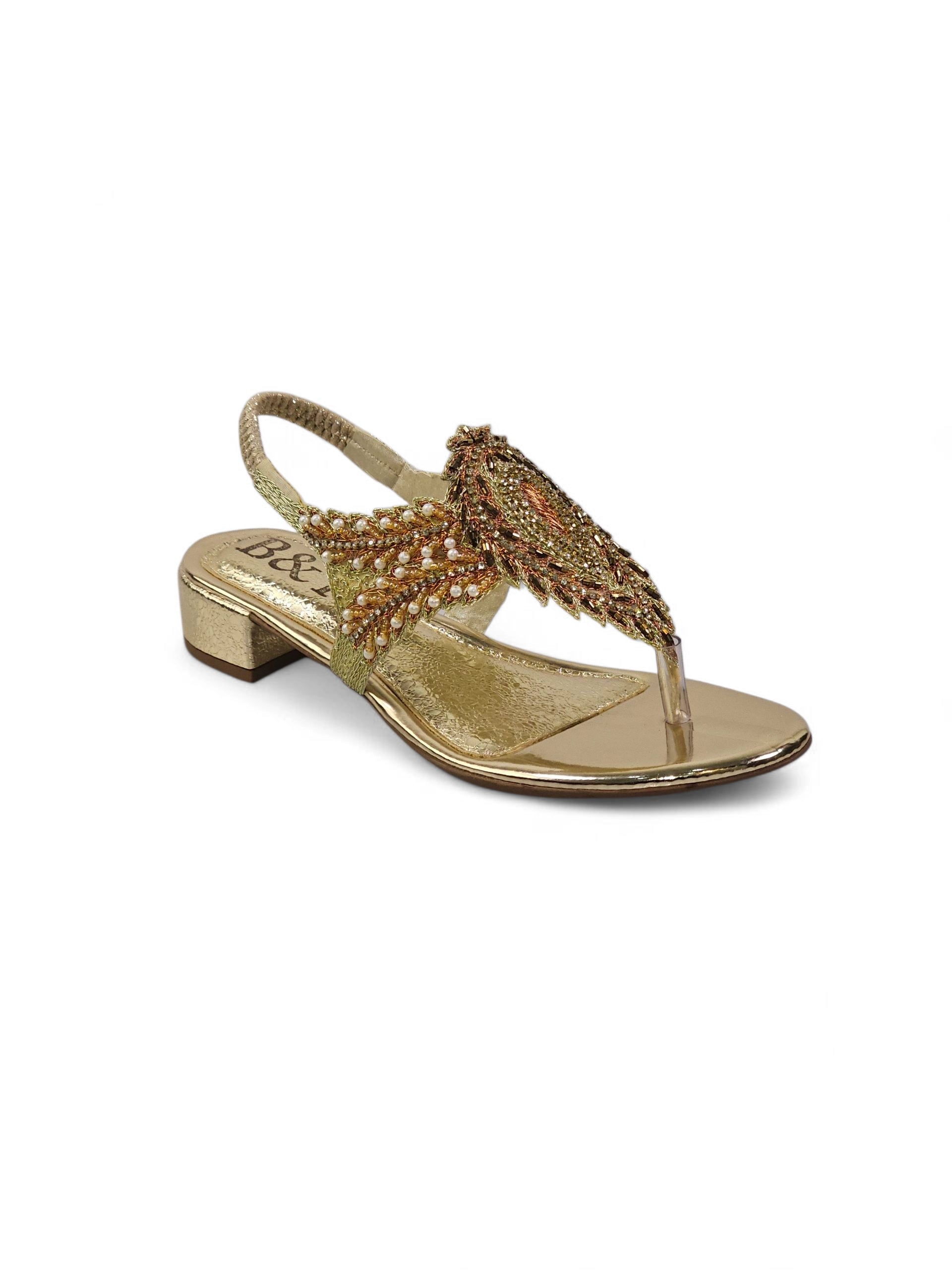 Sandália artesanal feminina dourada feita à mão com bordado de pedrarias e fios metálicos.