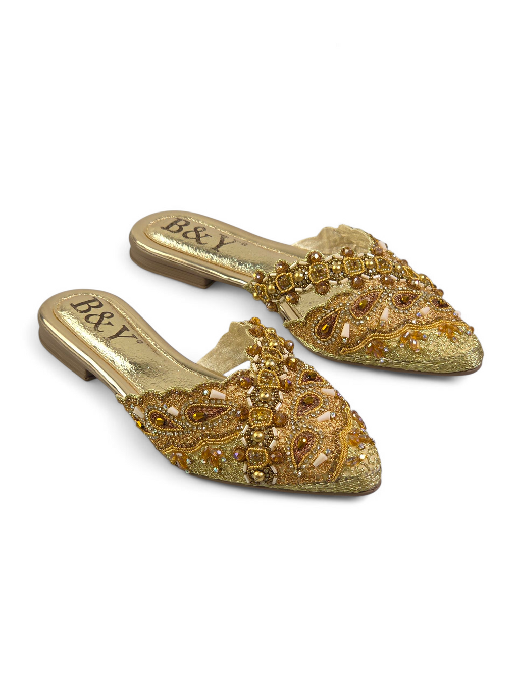 Mule artesanal dourada com bico fino e bordado à mão em pedrarias douradas, âmbar, bronze, champanhe e pérola.