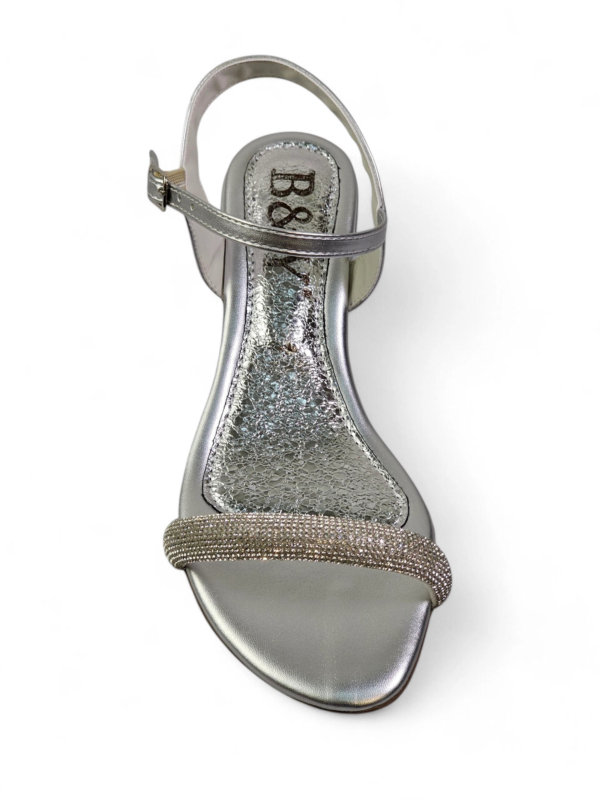 Sandália artesanal feminina prata feita à mão com pedrarias escuras e tiras finas no tornozelo.