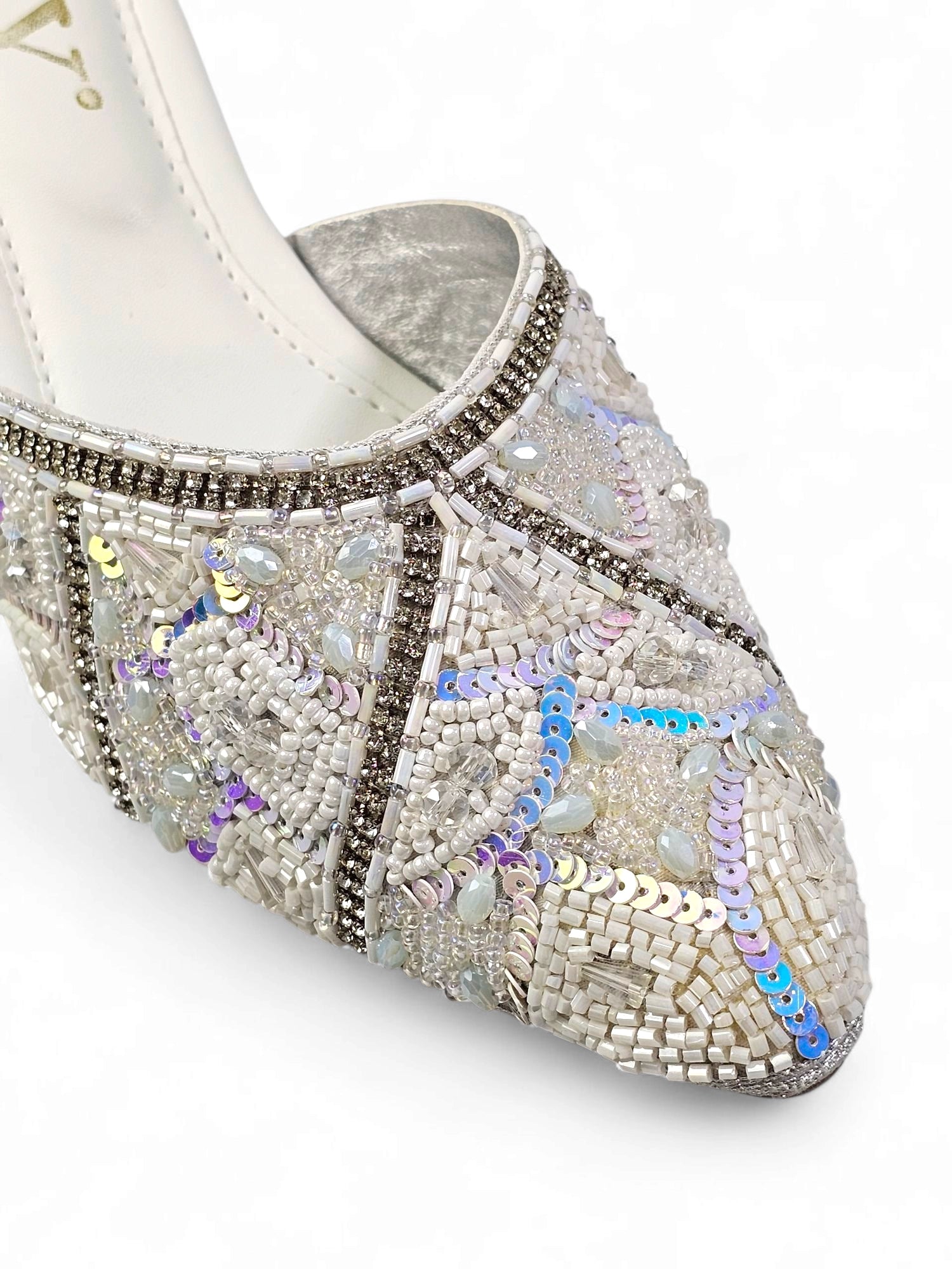 Mule artesanal B&Y branco com bordados de miçangas brancas, cristais prateados e reflexos azul e lilás, salto baixo.
