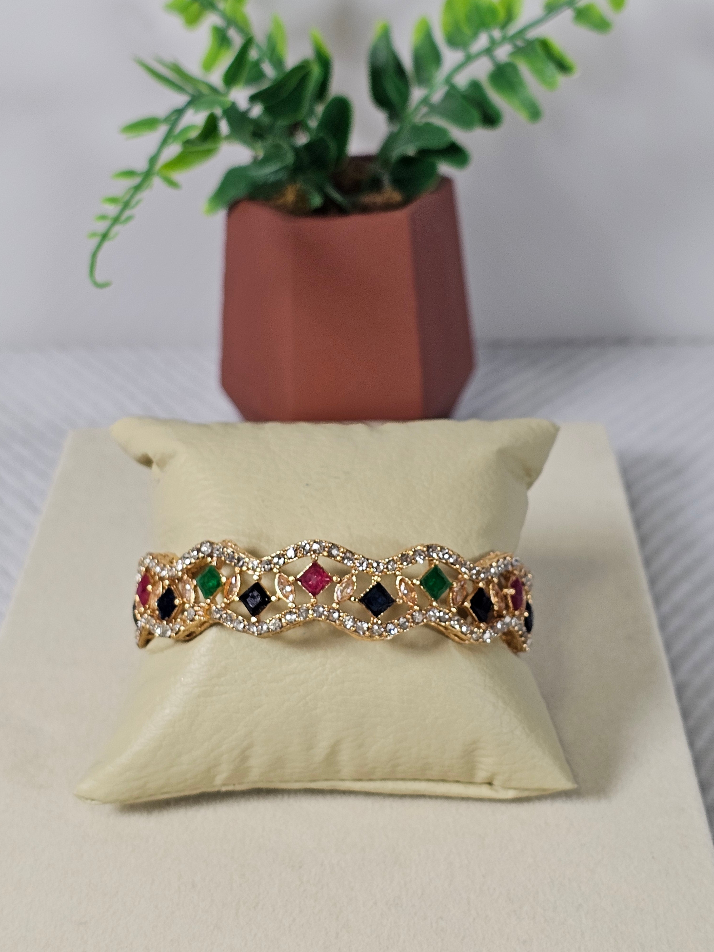 Bracelete Dourado Semi Joia 009