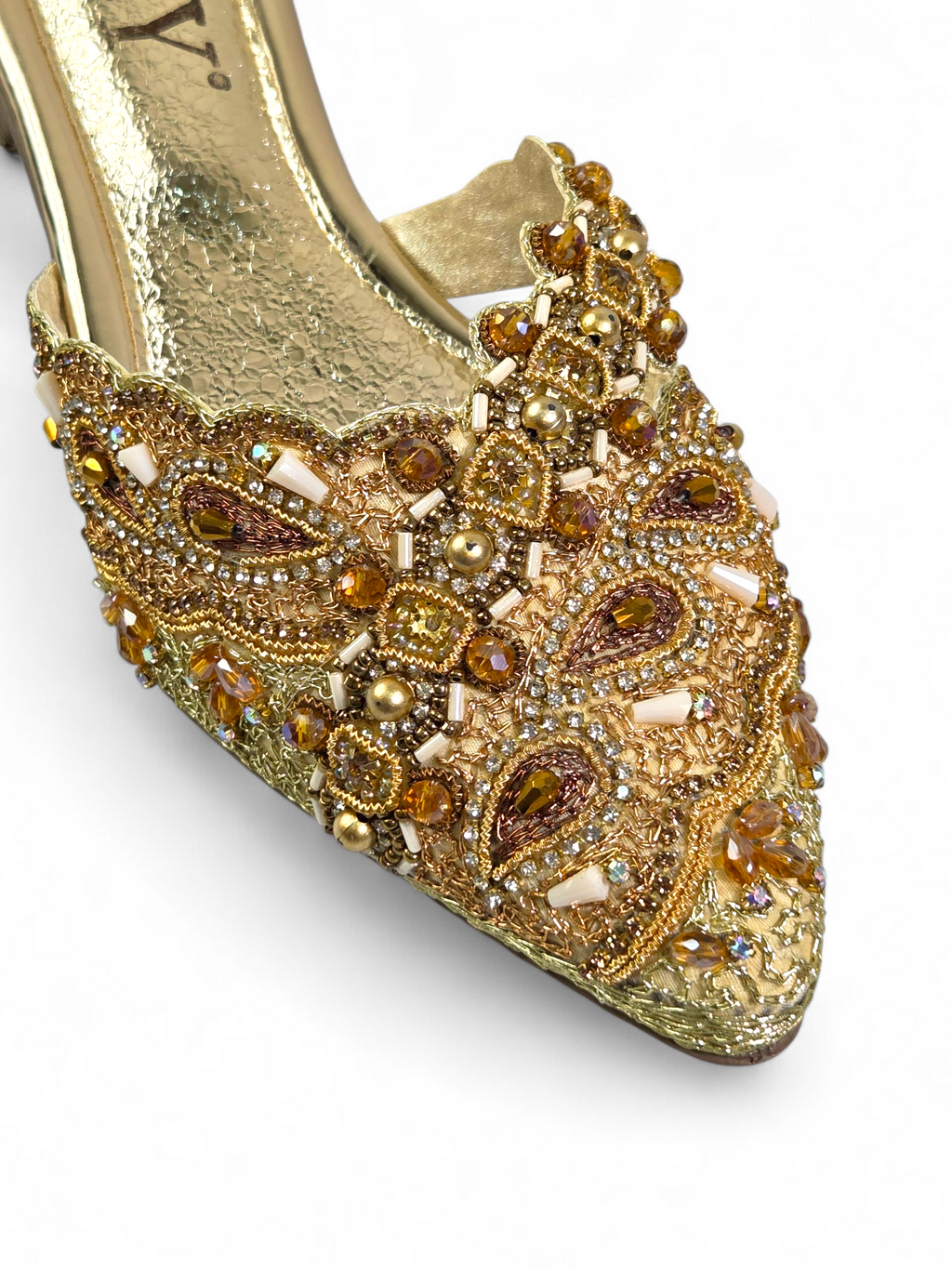 Mule artesanal dourada com bico fino e bordado à mão em pedrarias douradas, âmbar, bronze, champanhe e pérola.