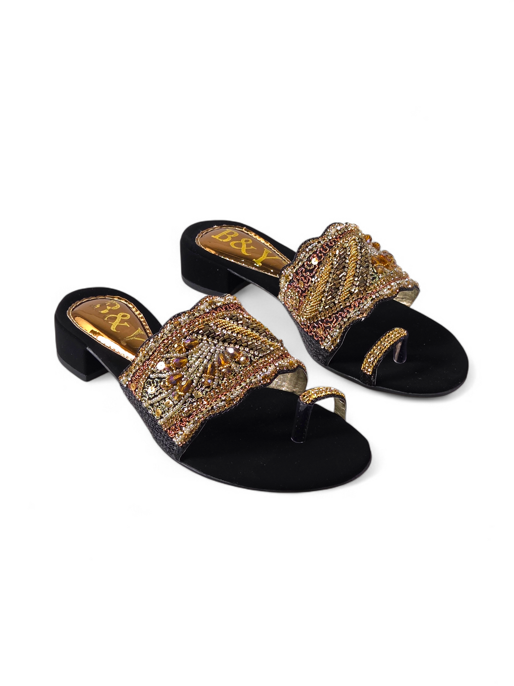 Sandália artesanal B&Y preta com pala bordada à mão, aplicação de cristais dourados, salto baixo e acabamento sofisticado, em fundo branco.