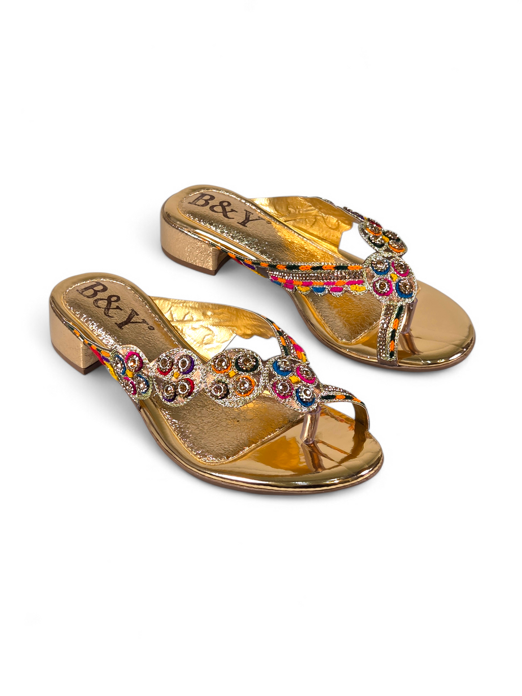 Sandália artesanal B&Y dourada com bordados multicoloridos, aplicação de cristais, salto baixo e acabamento sofisticado, em fundo branco.