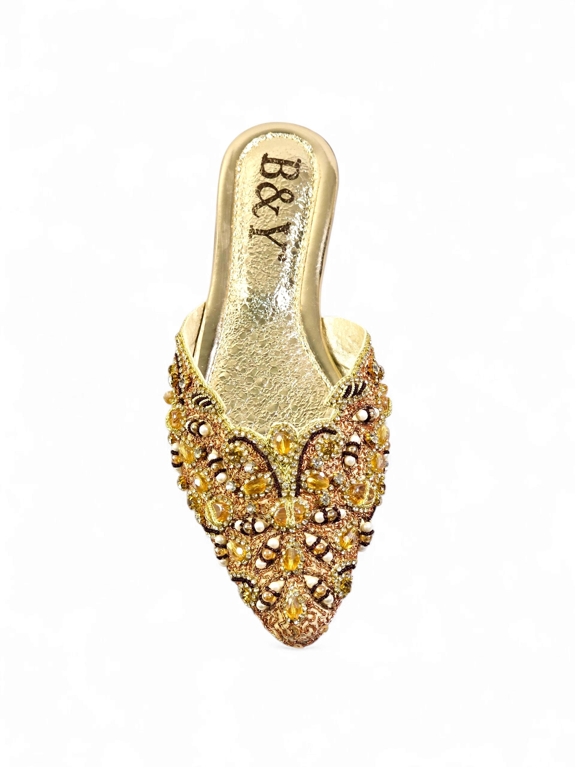 Sandália mule dourada B&Y feita à mão, com bordado de cristais, miçangas douradas, contas âmbar e pérolas brancas.