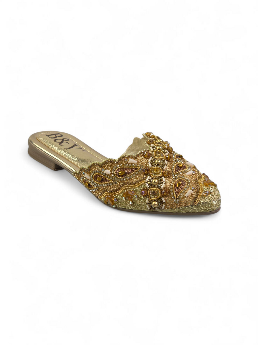 Mule artesanal dourada com bico fino e bordado à mão em pedrarias douradas, âmbar, bronze, champanhe e pérola.