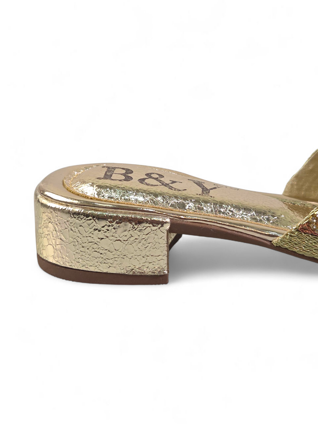 Sandália artesanal dourada com flores bordadas à mão em tons de dourado, âmbar, bronze e pérola, com design em formato de girassol.