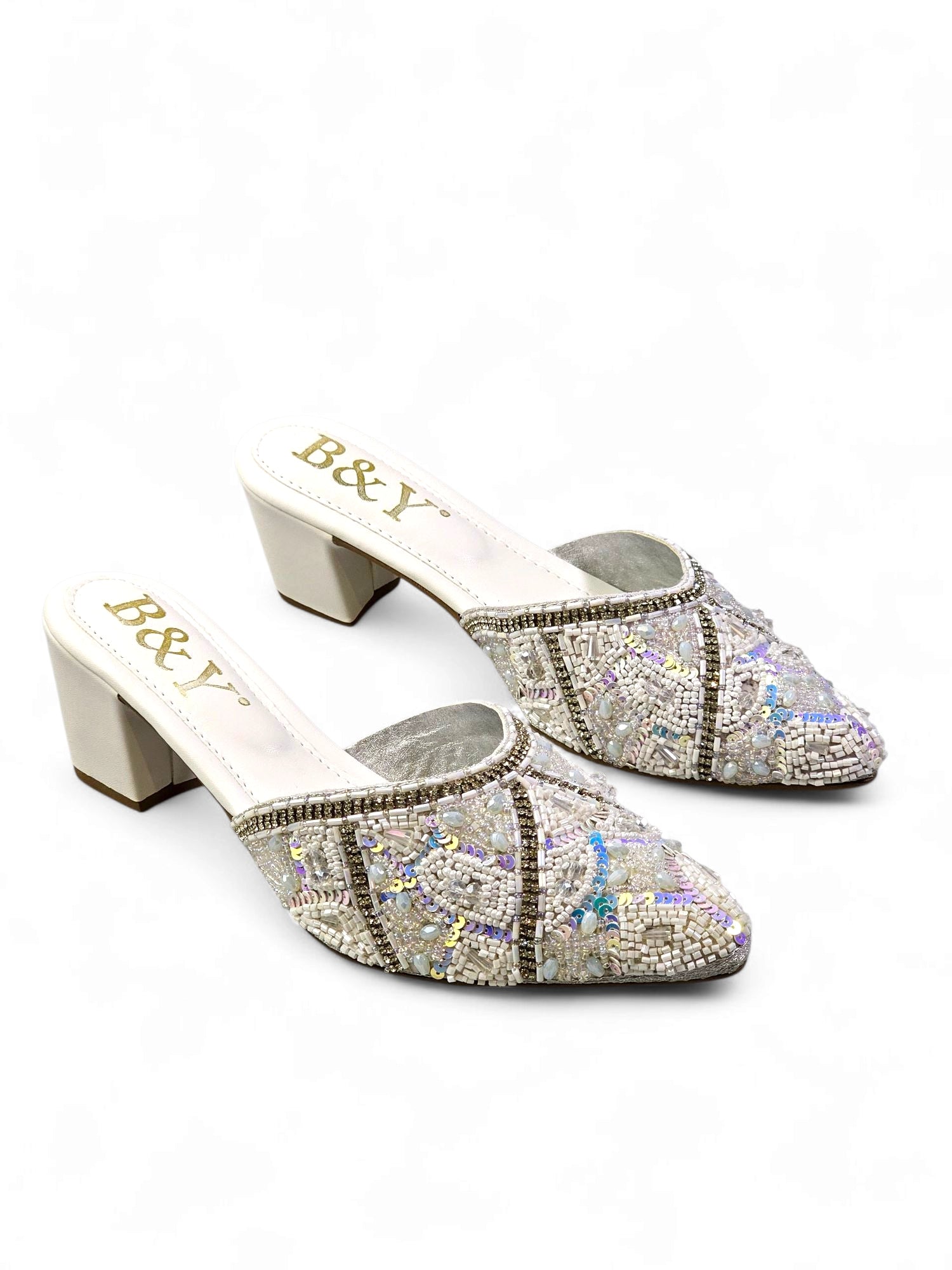 Mule artesanal B&Y branco com bordados de miçangas brancas, cristais prateados e reflexos azul e lilás, salto baixo.