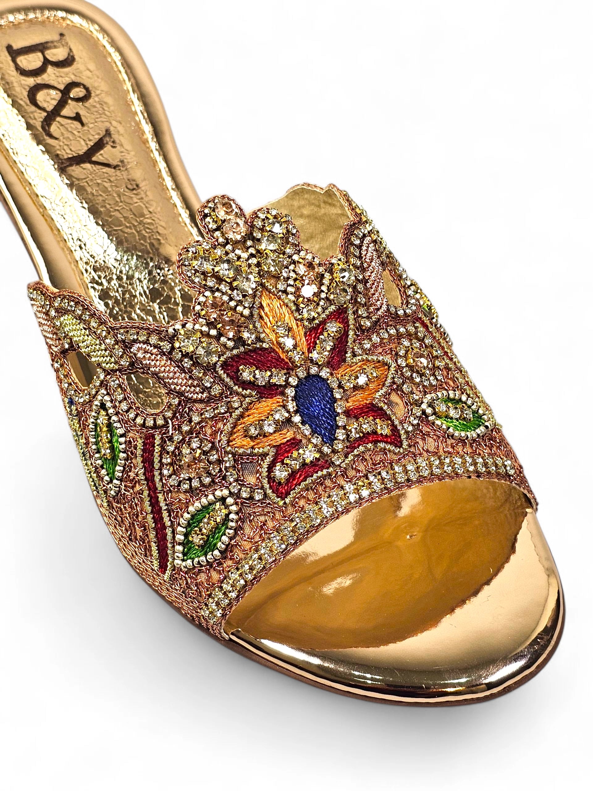 Sandália artesanal dourada com bordado floral multicolorido e pedrarias em vermelho, verde, azul e champanhe.