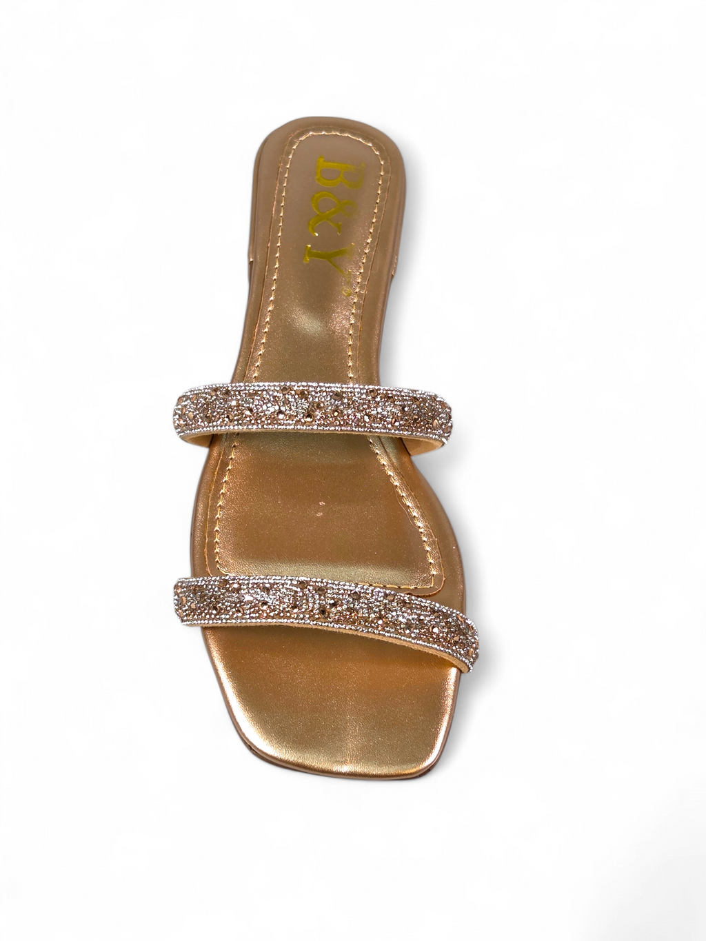 Sandália artesanal B&Y dourada com duas tiras cravejadas de cristais, salto baixo e acabamento metálico, em fundo branco.