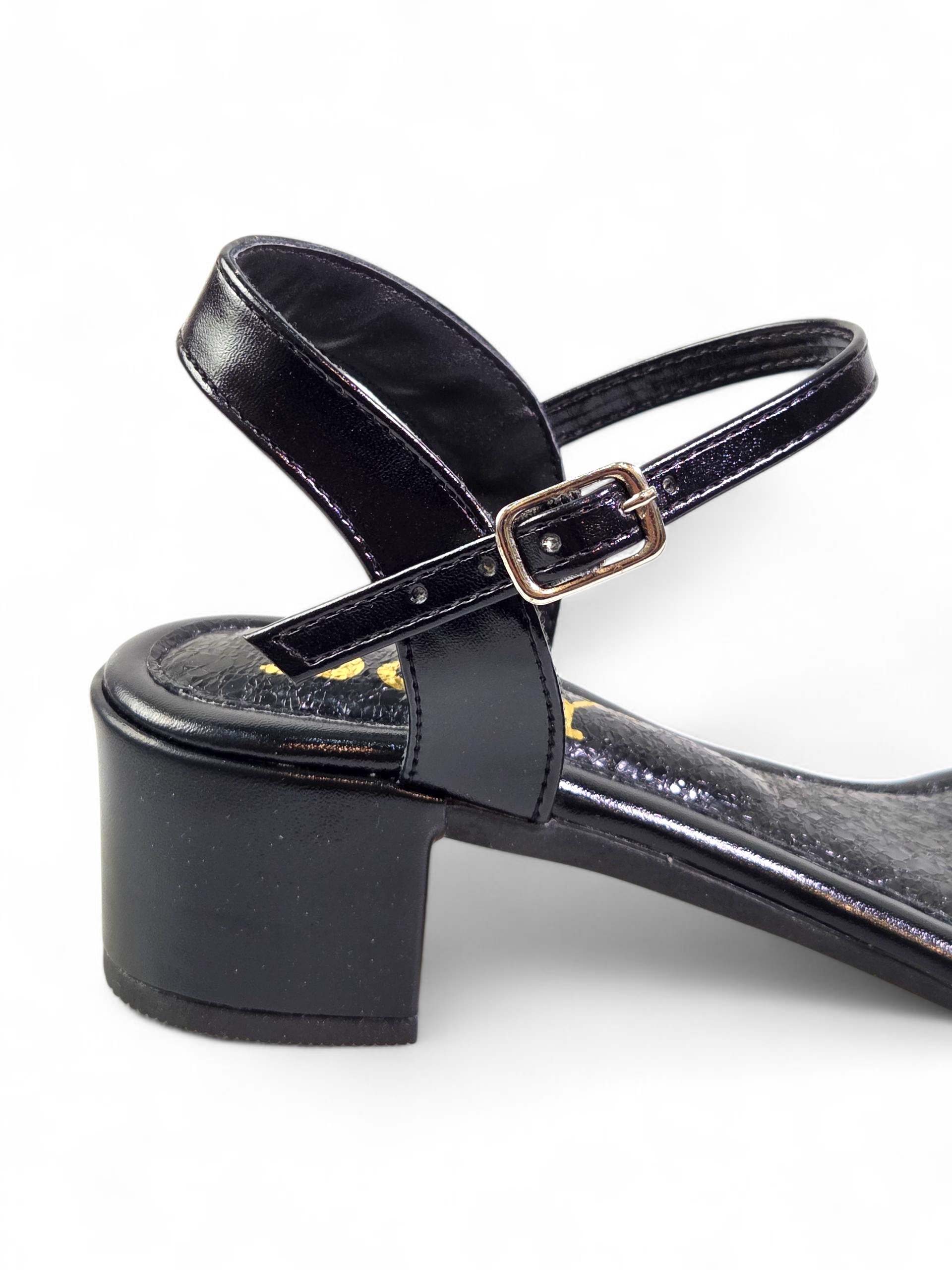 Sandália artesanal feminina preta feita à mão com pedrarias escuras e tiras finas no tornozelo.