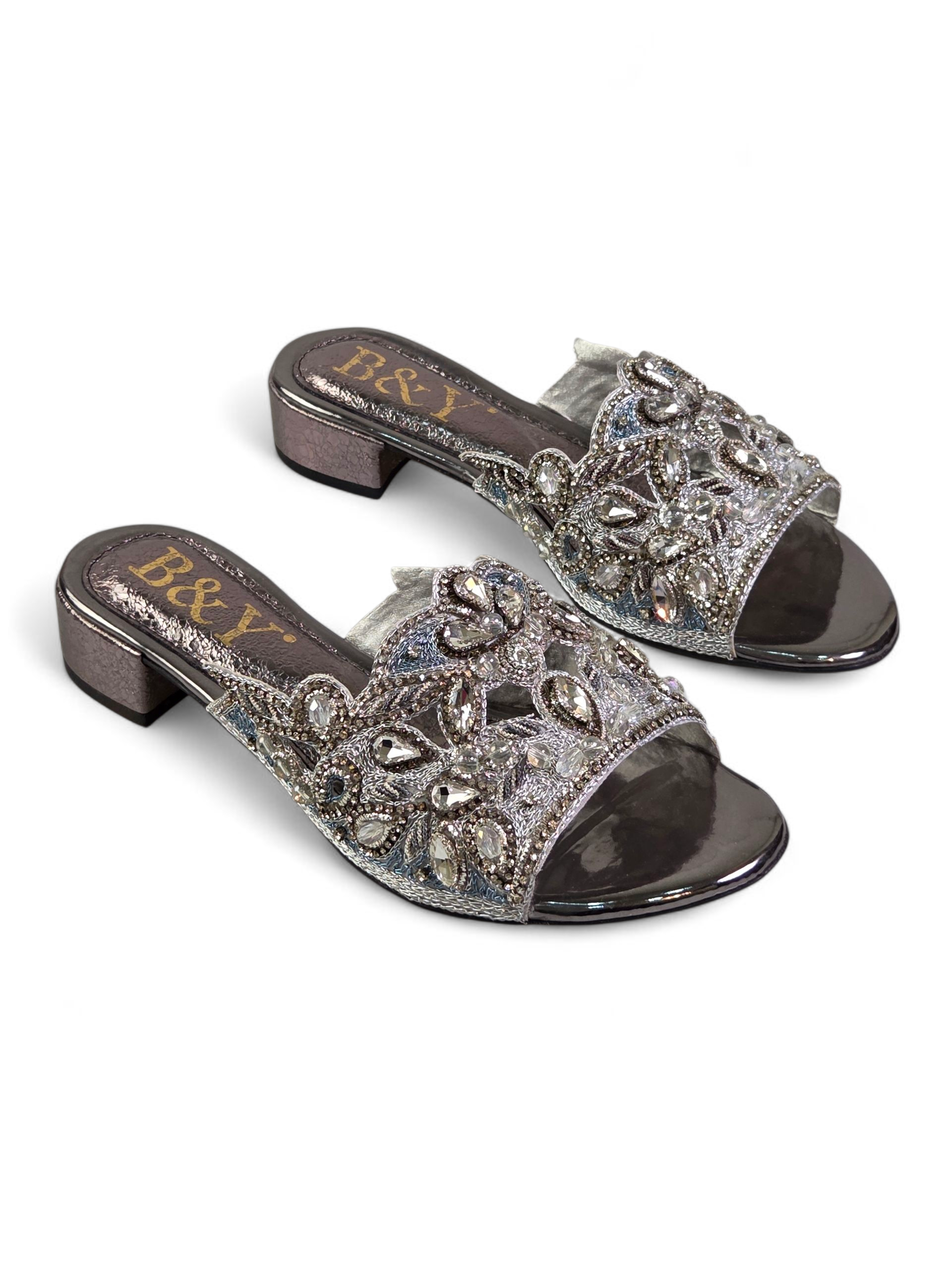 Sandália artesanal feminina prateada feita à mão com bordado floral de pedrarias e cristais.