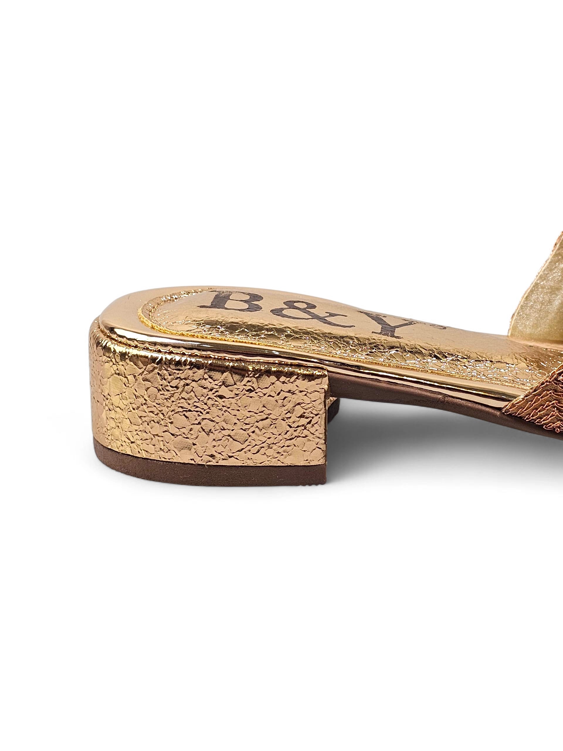 Sandália artesanal dourada com bordado floral multicolorido e pedrarias em vermelho, verde, azul e champanhe.