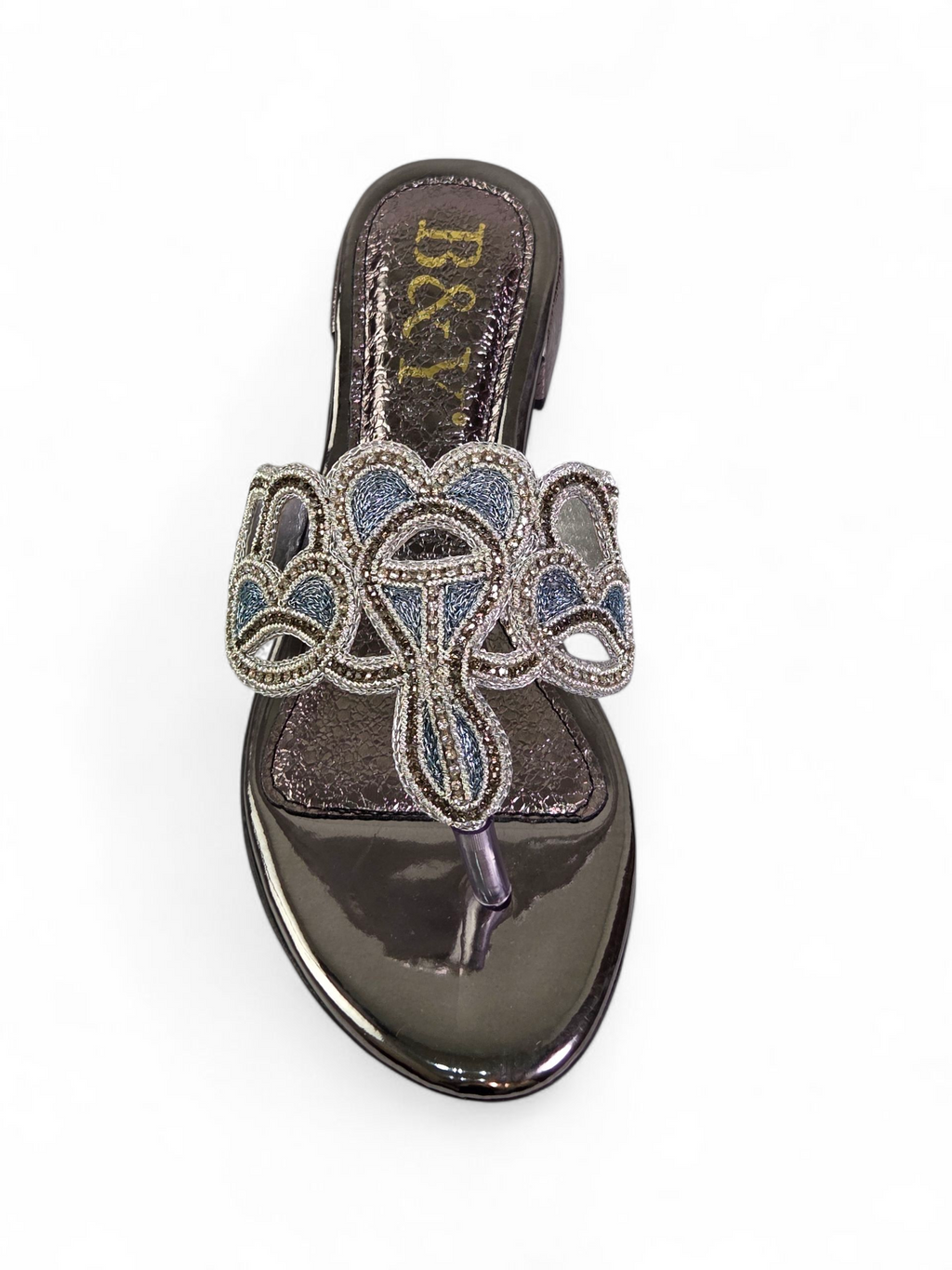 Sandália artesanal feminina prateada feita à mão com bordado azul e pedrarias.