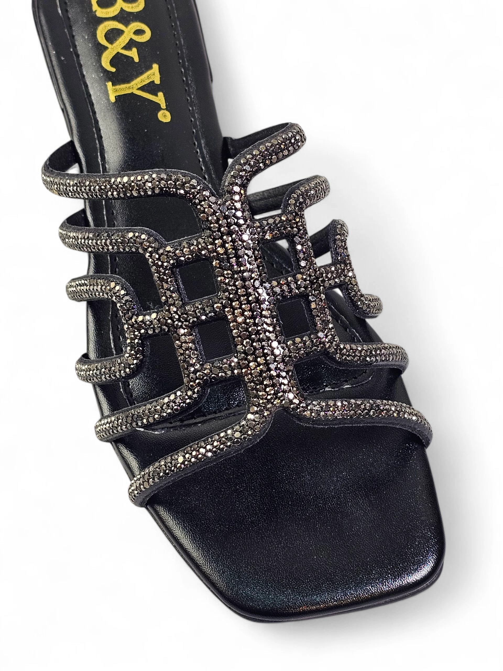 Sandália preta artesanal com tiras entrelaçadas e cristais reluzentes.