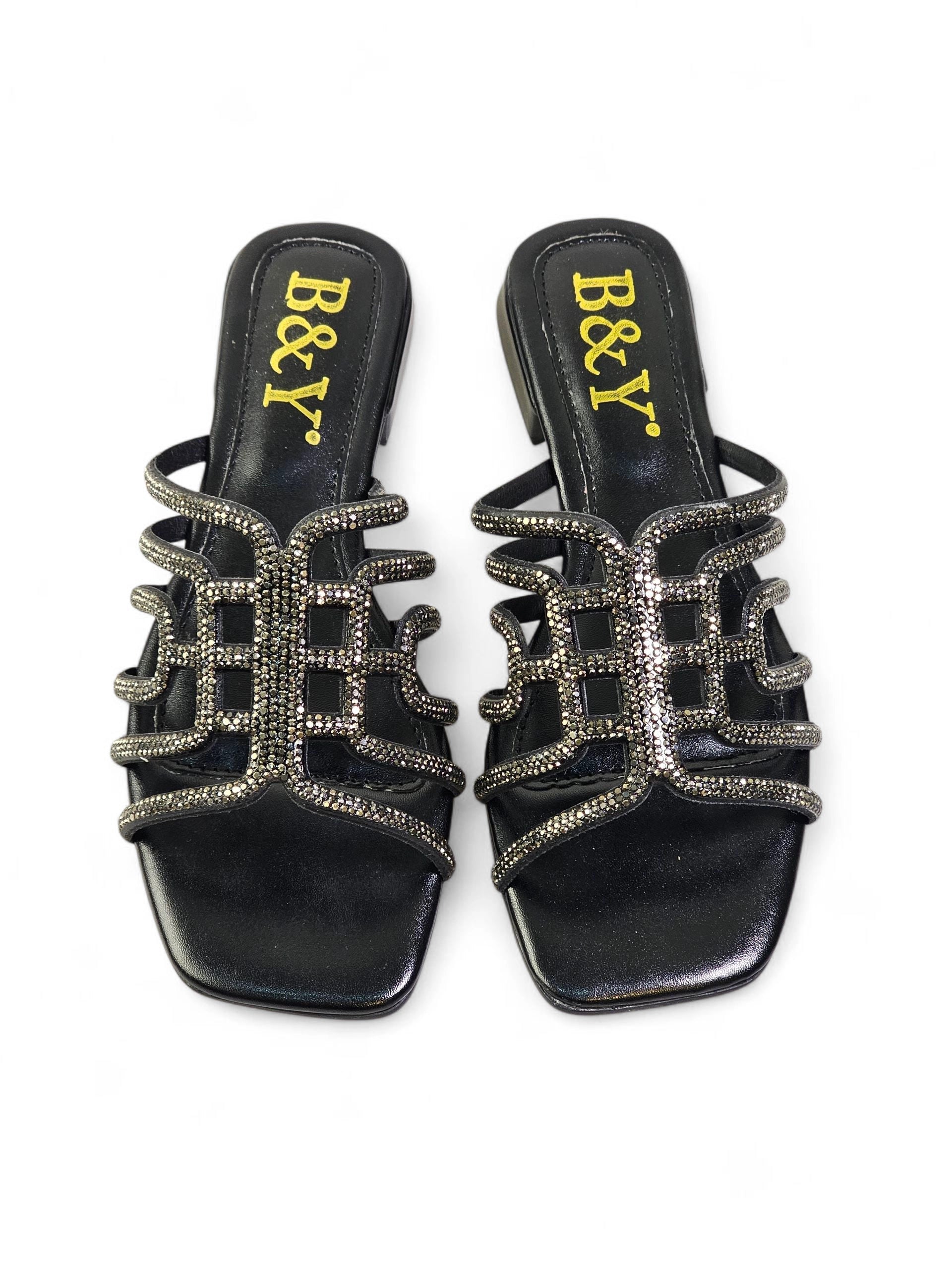 Sandália preta artesanal com tiras entrelaçadas e cristais reluzentes.