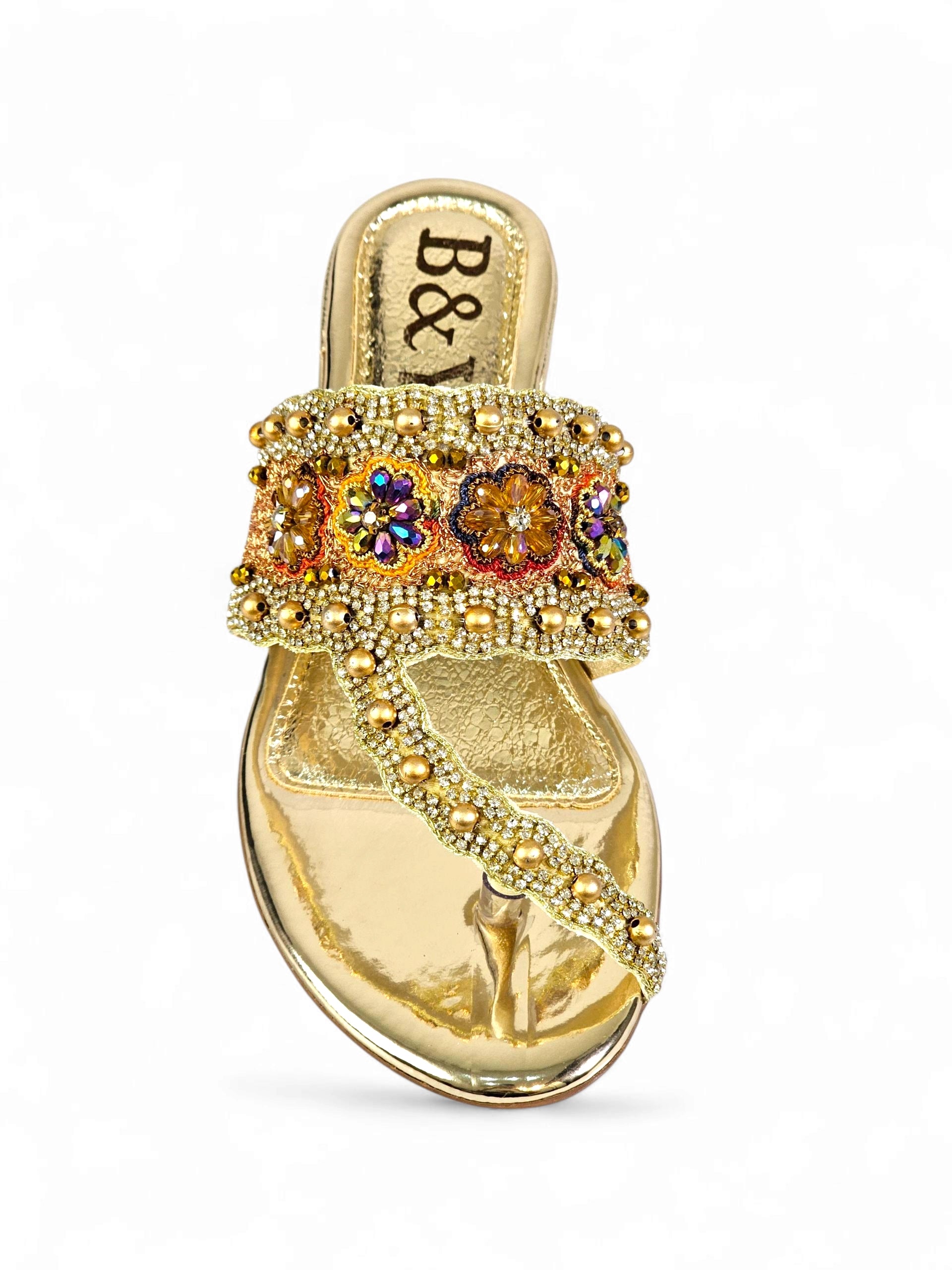 Sandália artesanal dourada com bordado floral em pedrarias coloridas nas cores dourado, roxo, vermelho, laranja, verde e pérola.