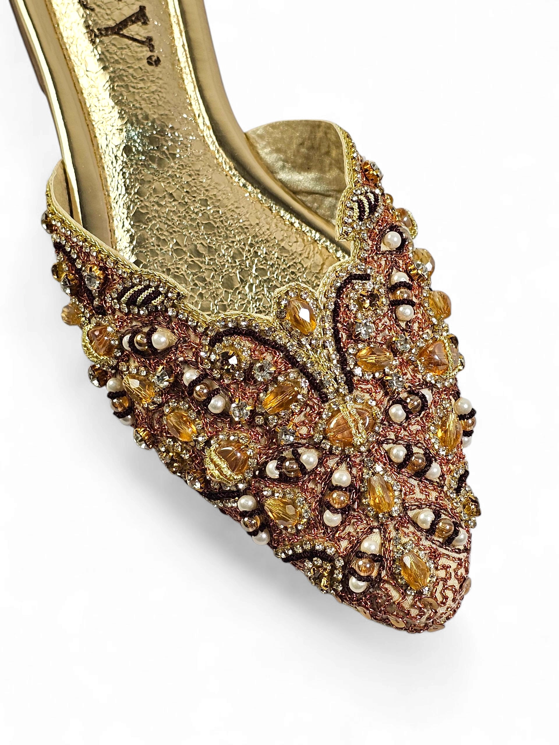 Sandália mule dourada B&Y feita à mão, com bordado de cristais, miçangas douradas, contas âmbar e pérolas brancas.